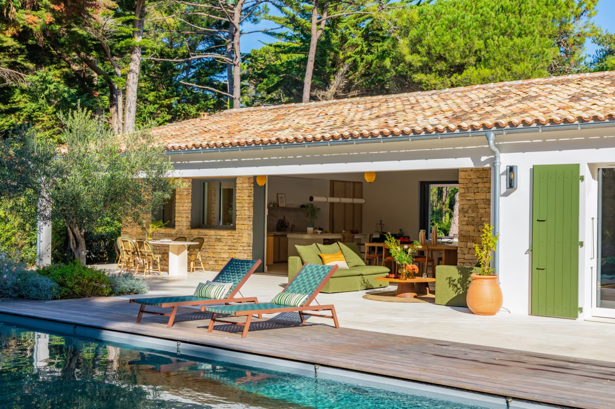 terrasse maison ile de Ré piscine salon avec cuisine ouverte décoration contemporaine colorée