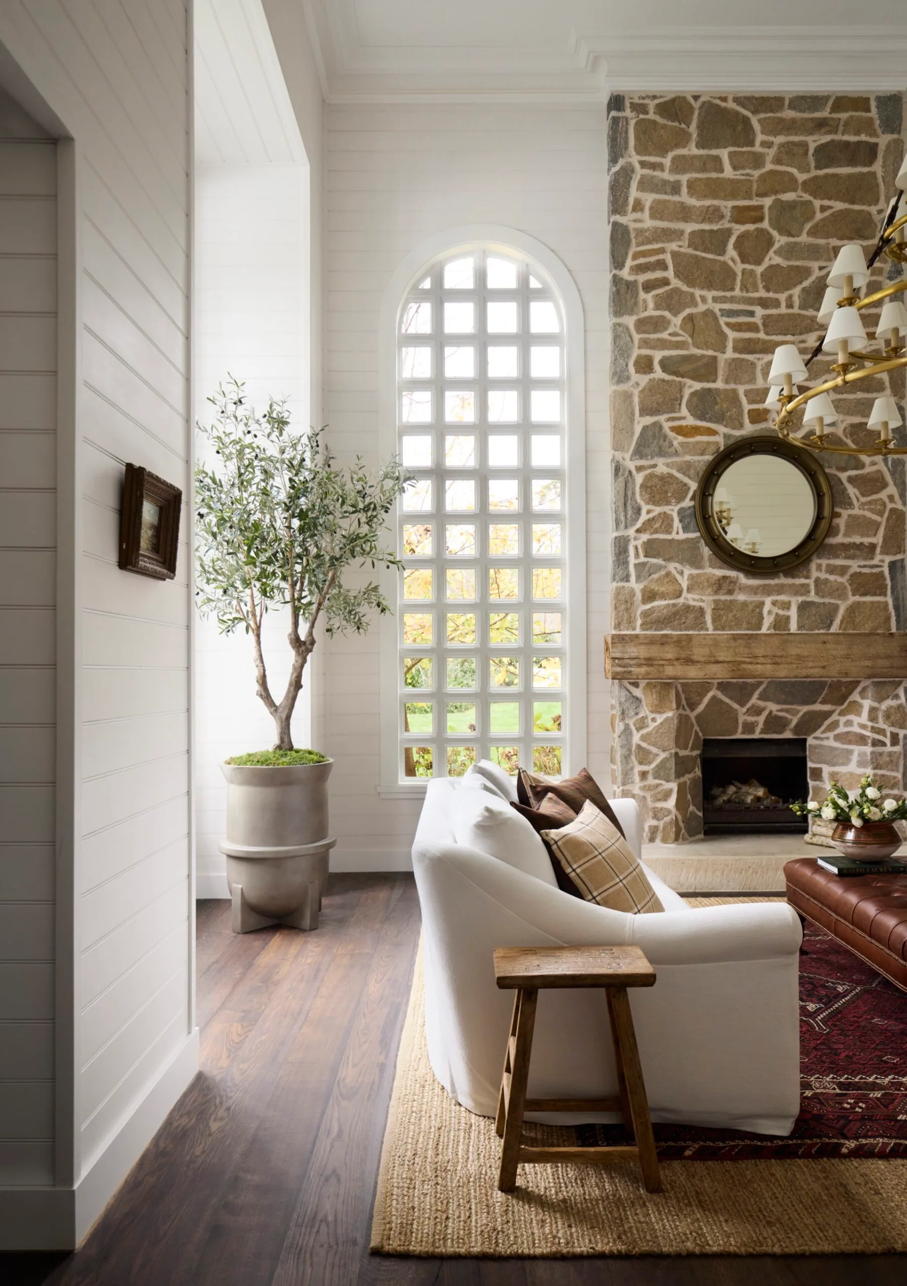 salon double hauteur avec cheminée en pierres décoration contemporaine