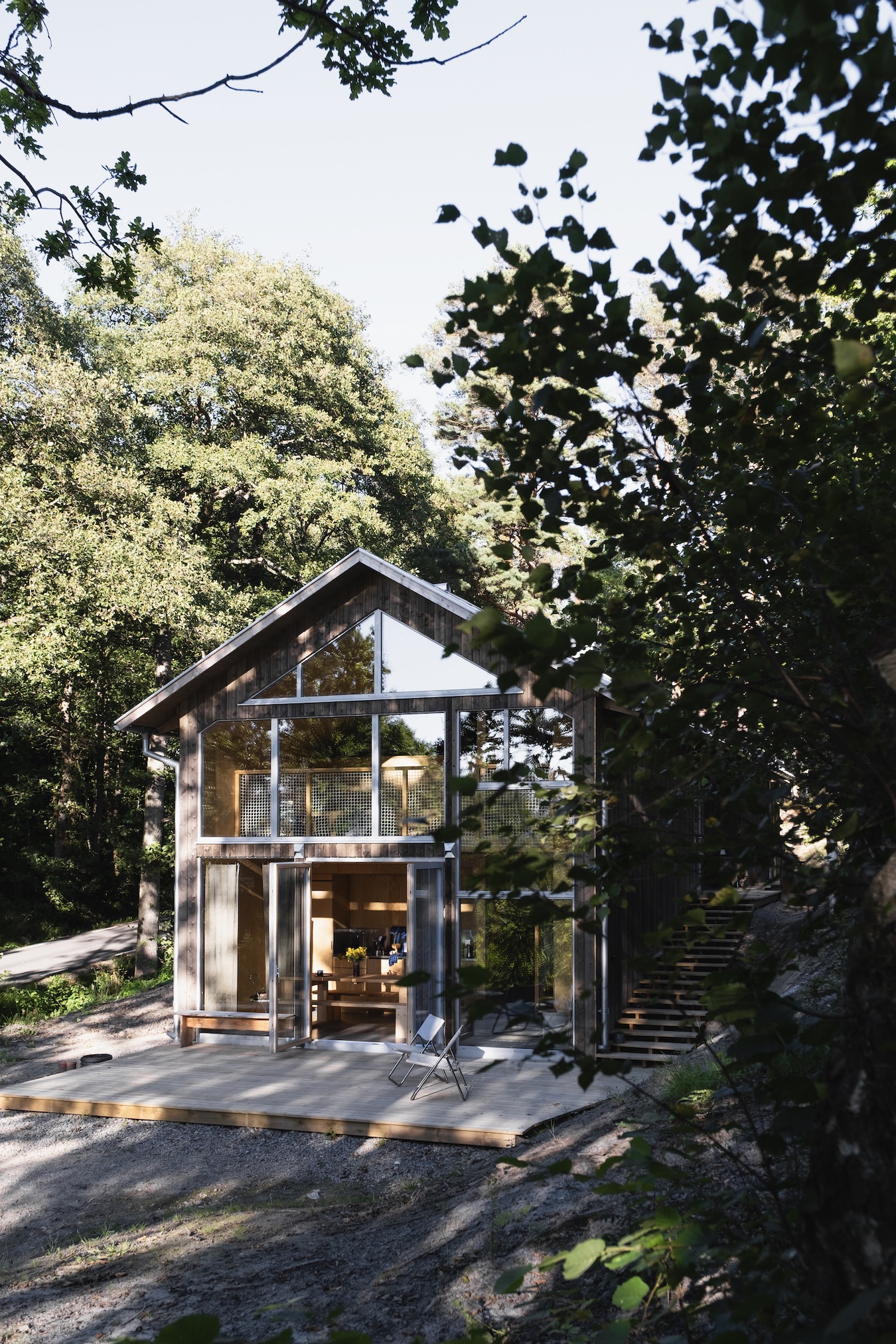 maison en bois avec pignon vitré entourée d maison en bois avec pignon vitré entourée d'arbres