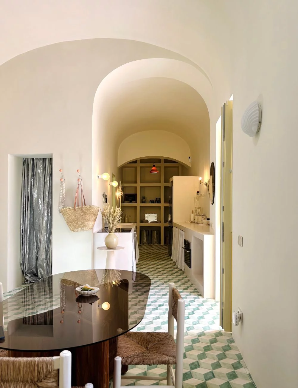 salle à manger et cuisine avec voûte décoration contemporaine