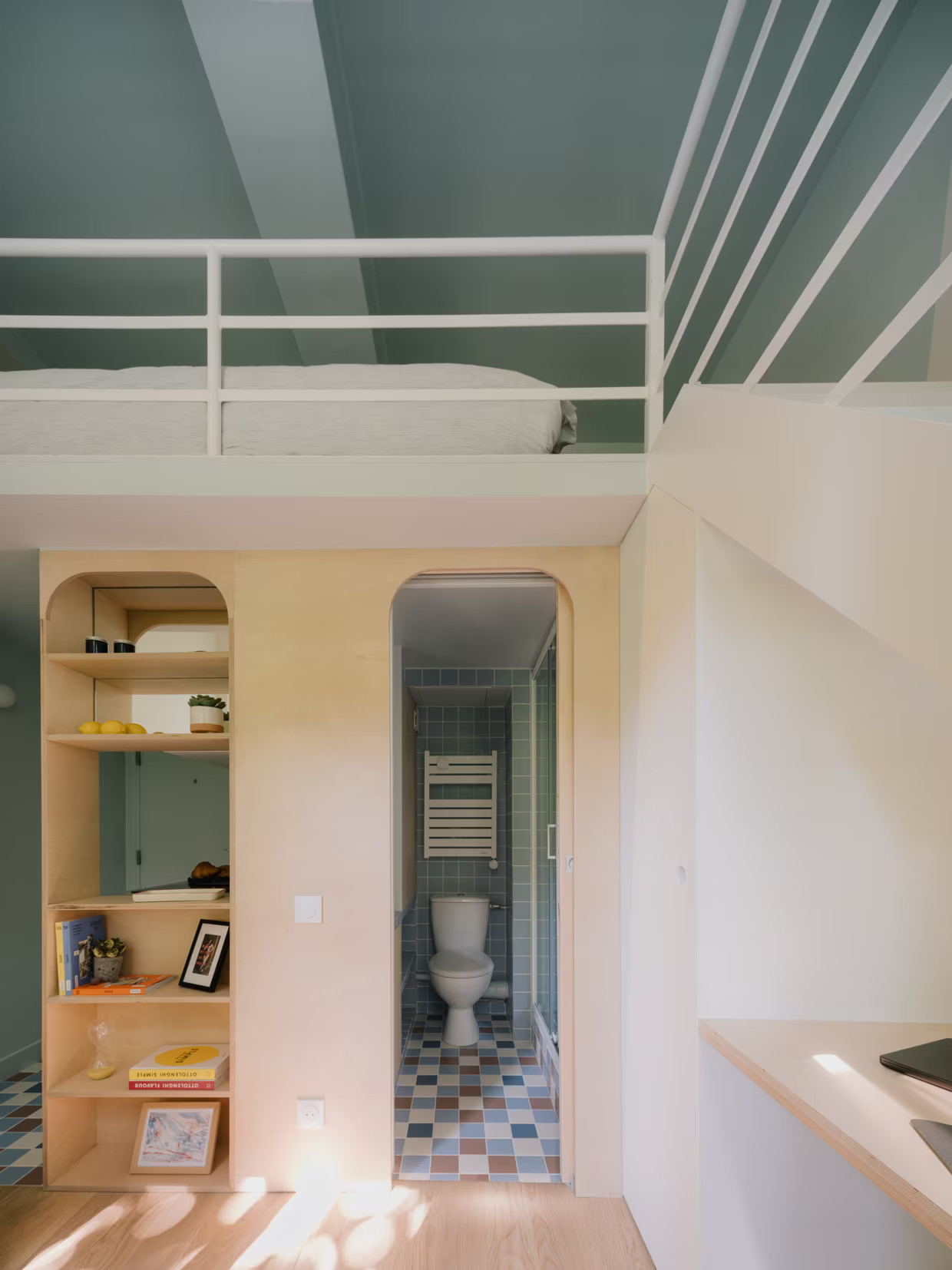 studio Paris avec mezzanine style paquebot décoration contemporaine