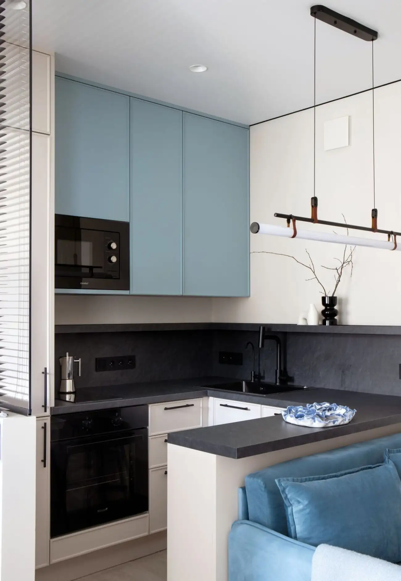 cuisine design bleue en U et salon décoration bleue studio 28m2 cuisine design bleue en U et salon décoration bleue studio 28m2