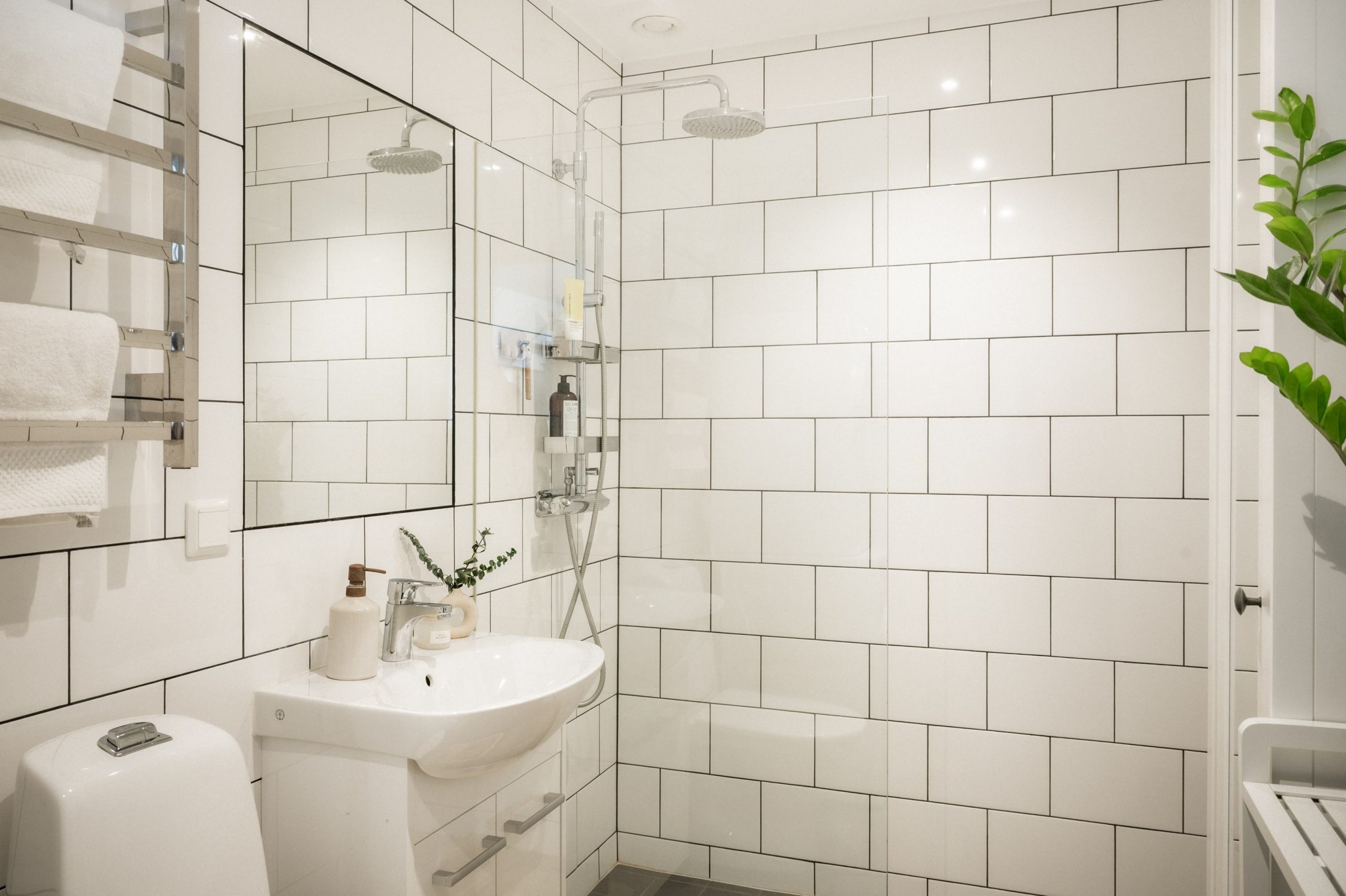 salle de bain blanche décoration contemporaine et scandinave