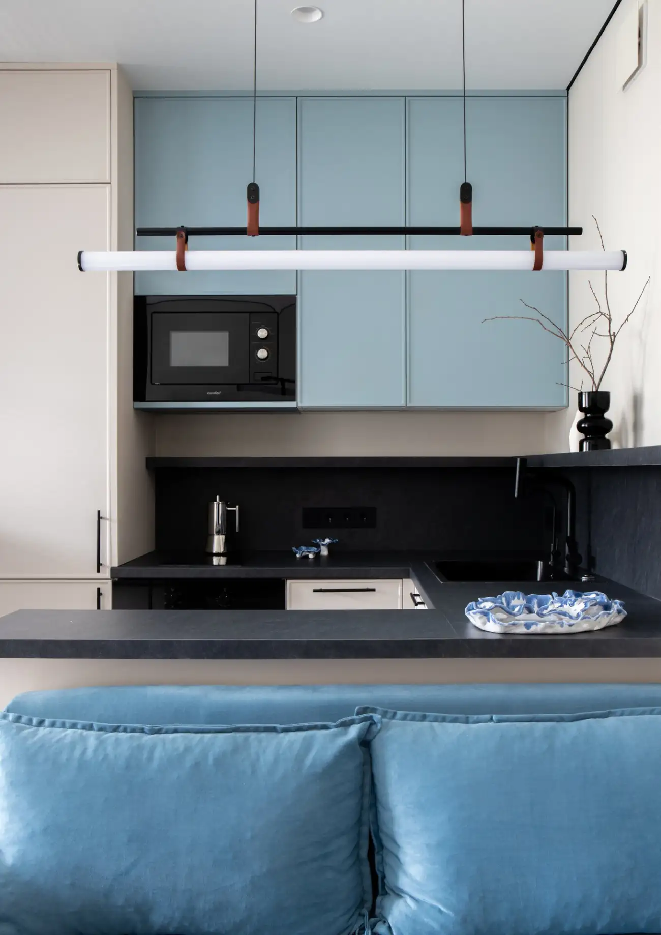 cuisine design bleue en U et salon décoration bleue studio 28m2 cuisine design bleue en U et salon décoration bleue studio 28m2
