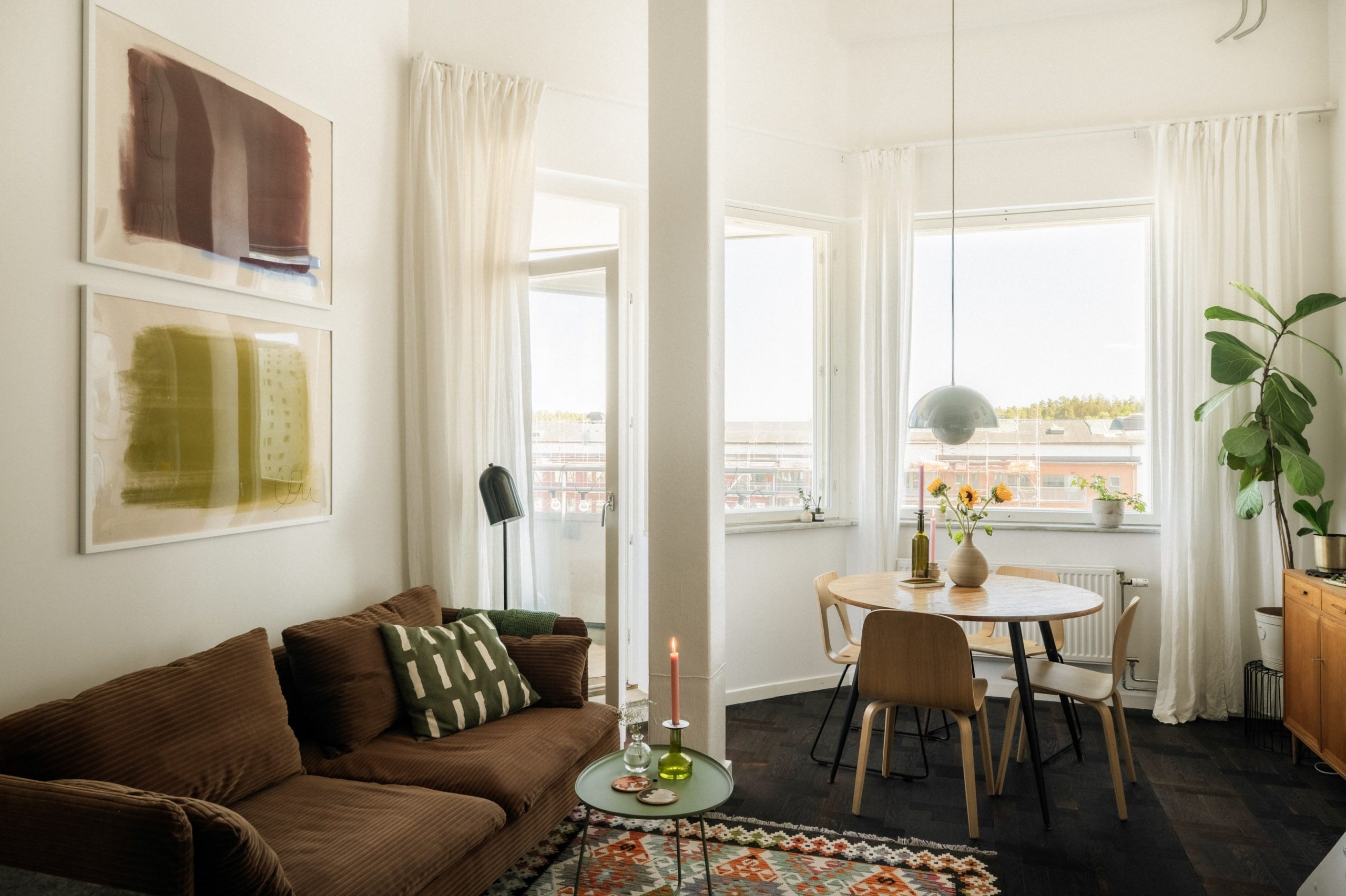 salon avec salle à manger décoration contemporaine et scandinave