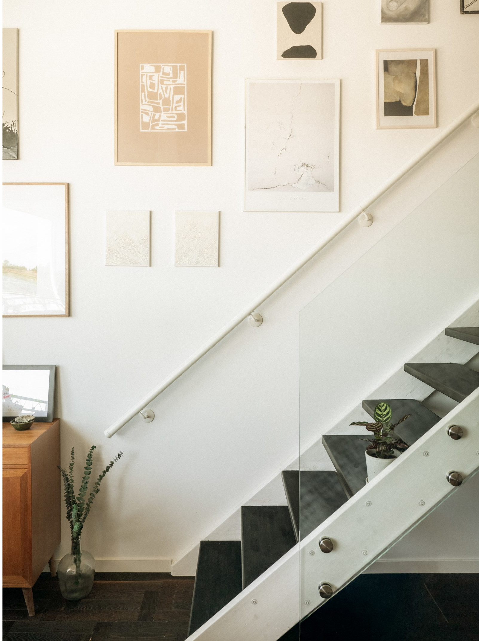 salon avec escalier décoration contemporaine et scandinave