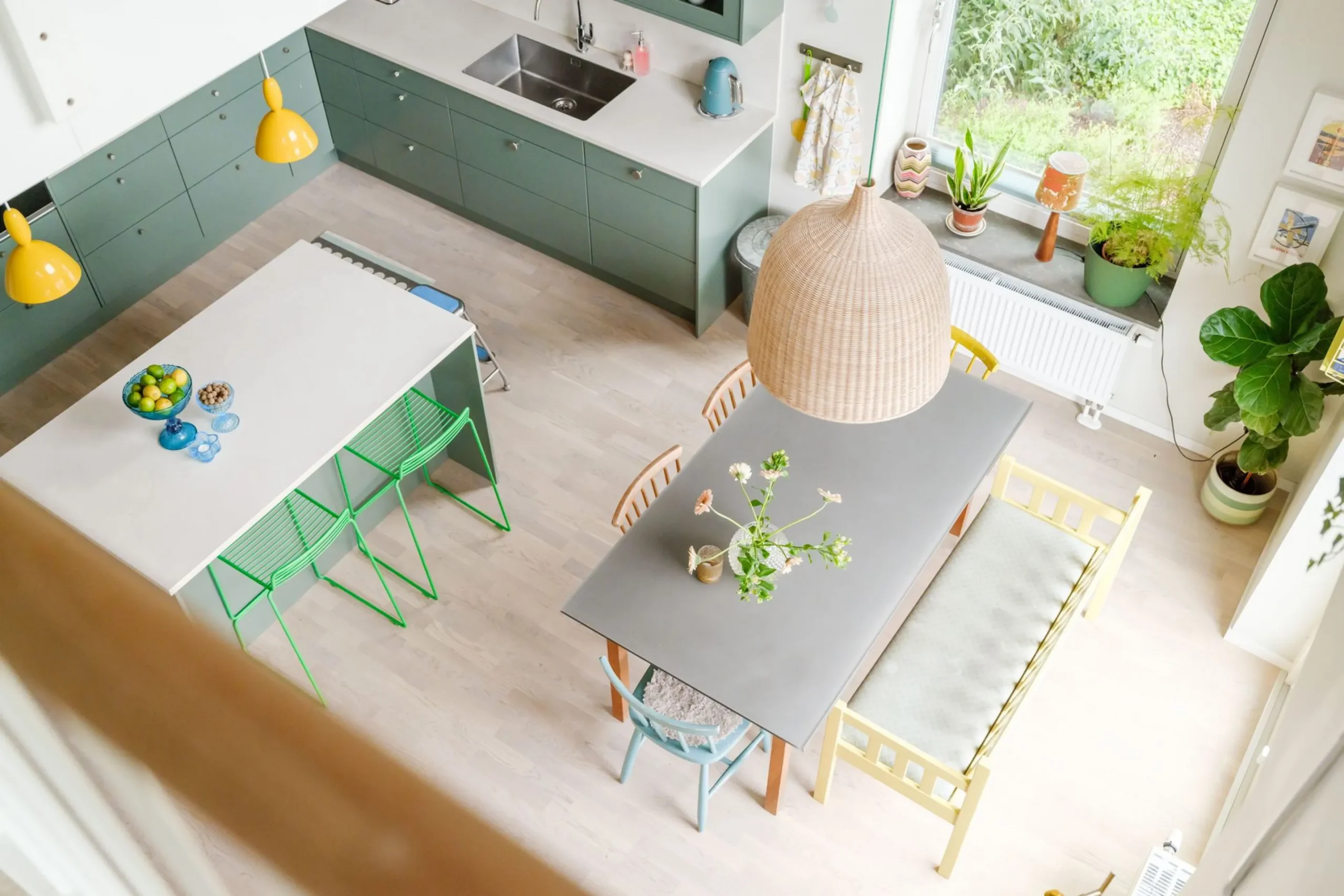cuisine ouverte verte et salon décoration scandinave contemporaine colorée dans appartement en duplex cuisine ouverte verte et salon décoration scandinave contemporaine colorée dans appartement en duplex