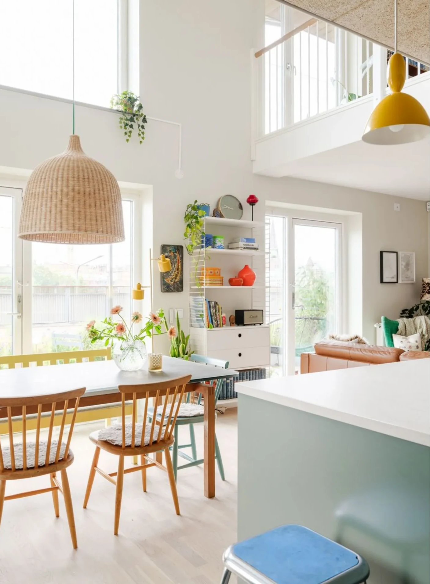 cuisine ouverte verte et salon décoration scandinave contemporaine colorée dans appartement en duplex cuisine ouverte verte et salon décoration scandinave contemporaine colorée dans appartement en duplex