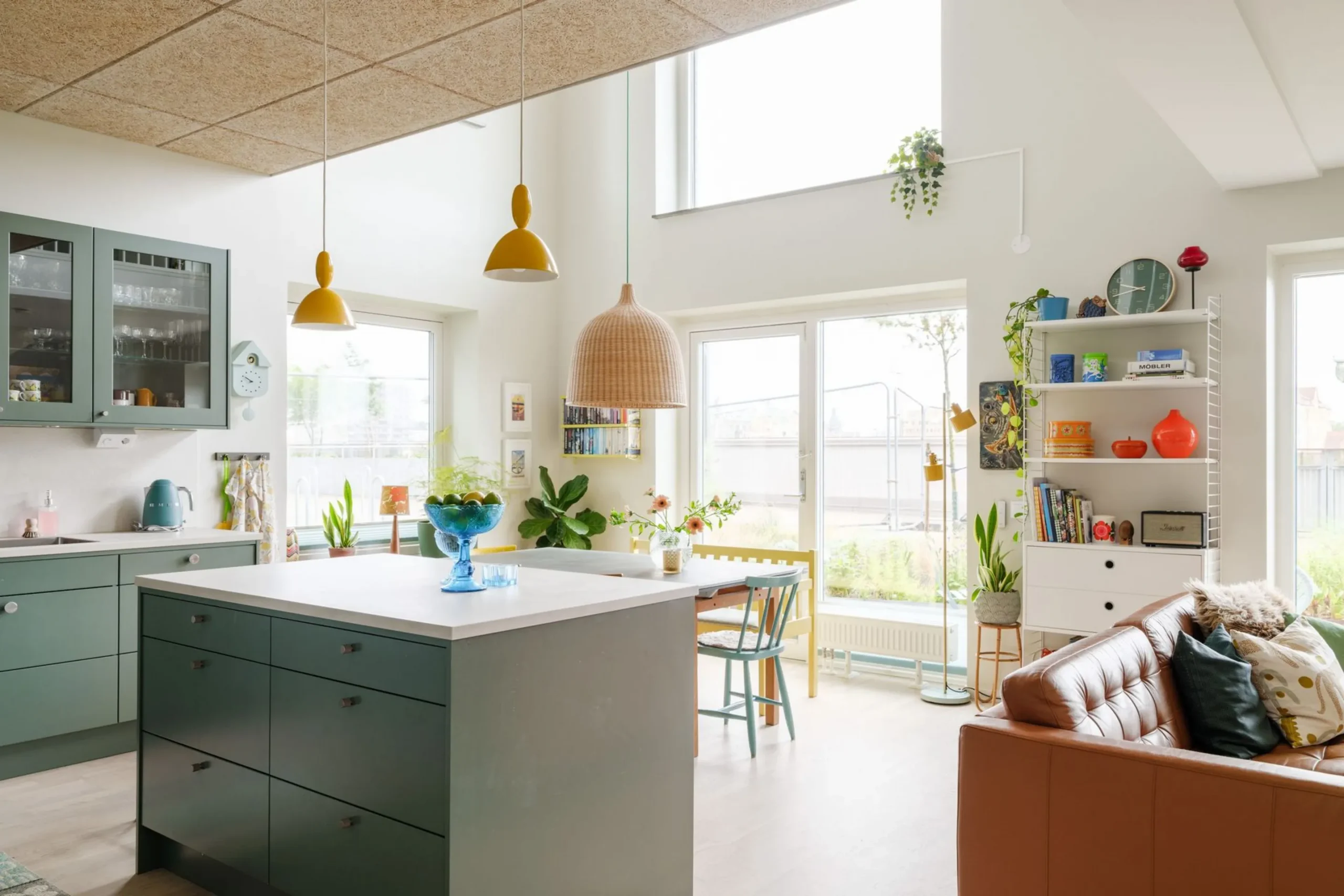 cuisine ouverte verte et salon décoration scandinave contemporaine colorée dans appartement en duplex cuisine ouverte verte et salon décoration scandinave contemporaine colorée dans appartement en duplex