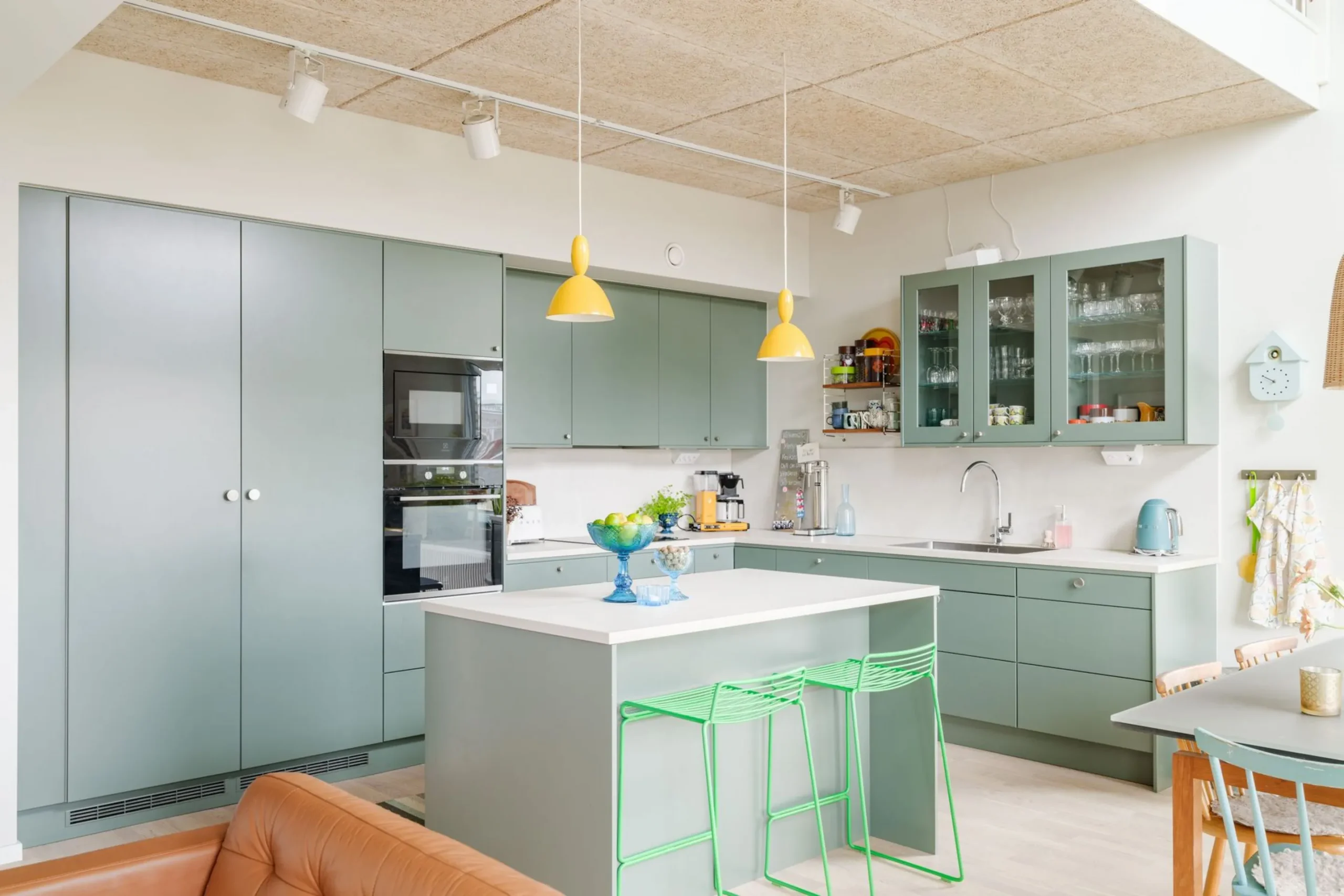 cuisine ouverte verte et salon décoration scandinave contemporaine colorée dans appartement en duplex cuisine ouverte verte et salon décoration scandinave contemporaine colorée dans appartement en duplex