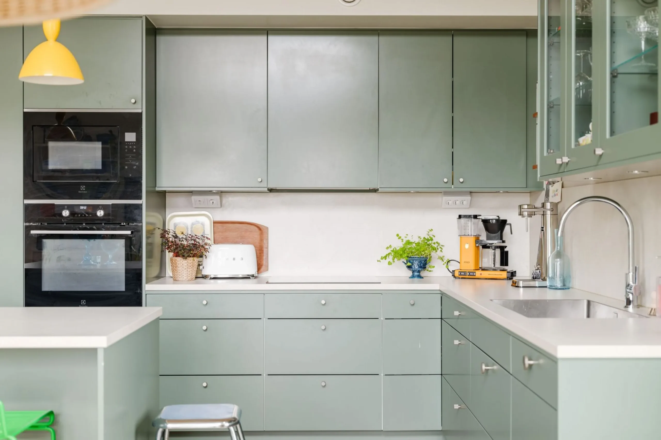 cuisine ouverte verte décoration scandinave contemporaine colorée dans appartement en duplex cuisine ouverte verte décoration scandinave contemporaine colorée dans appartement en duplex