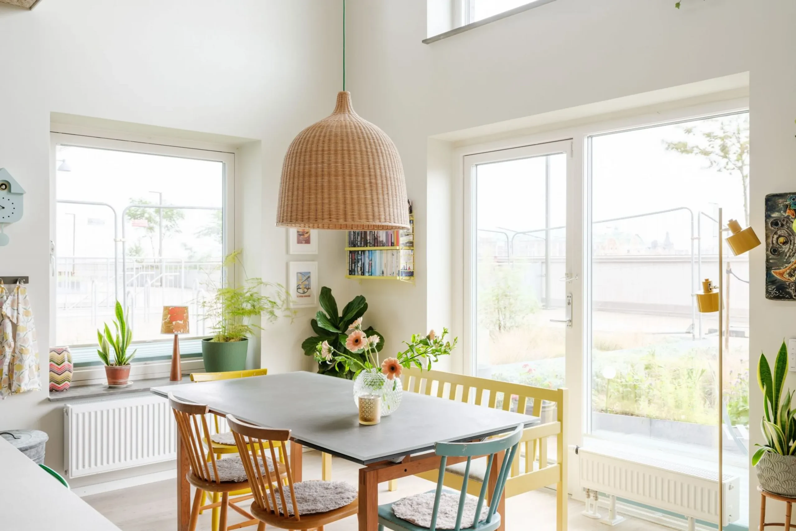 salle à manger décoration scandinave contemporaine colorée dans appartement en duplex salle à manger décoration scandinave contemporaine colorée dans appartement en duplex