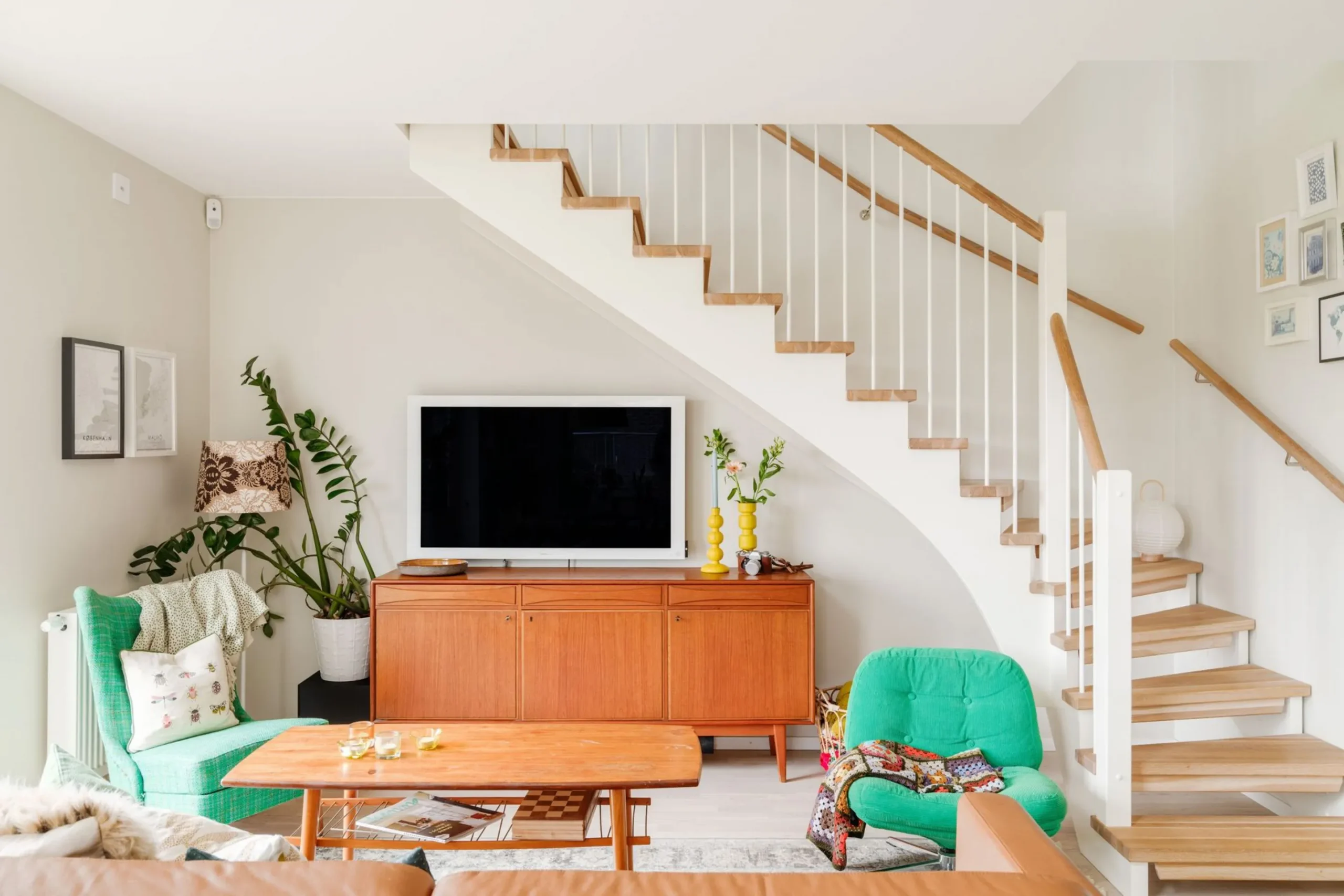 salon décoration scandinave contemporaine colorée avec escalier dans appartement en duplex salon décoration scandinave contemporaine colorée avec escalier dans appartement en duplex