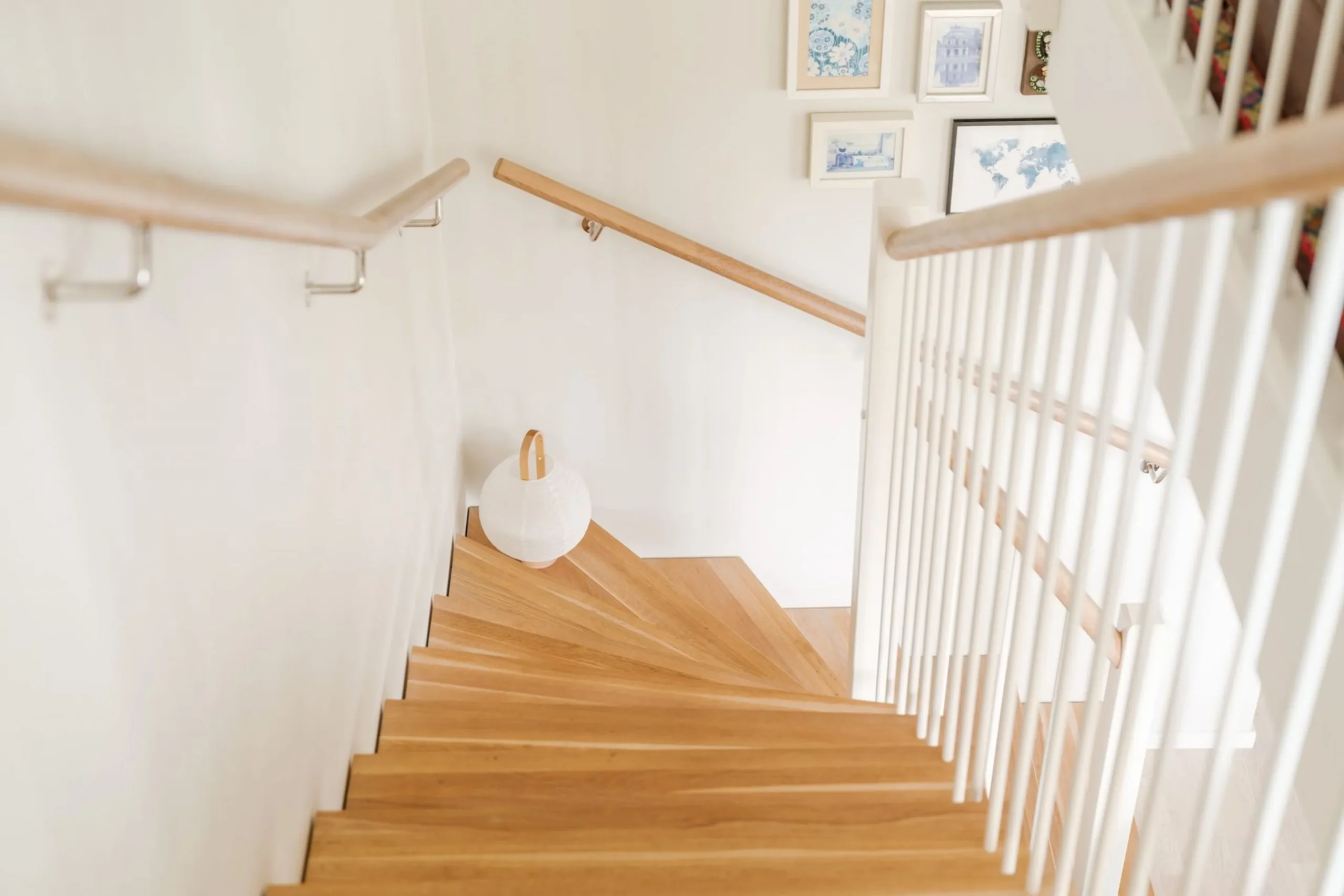 escalier bois moderne garde corps blanc appartement en duplex escalier bois moderne garde corps blanc appartement en duplex
