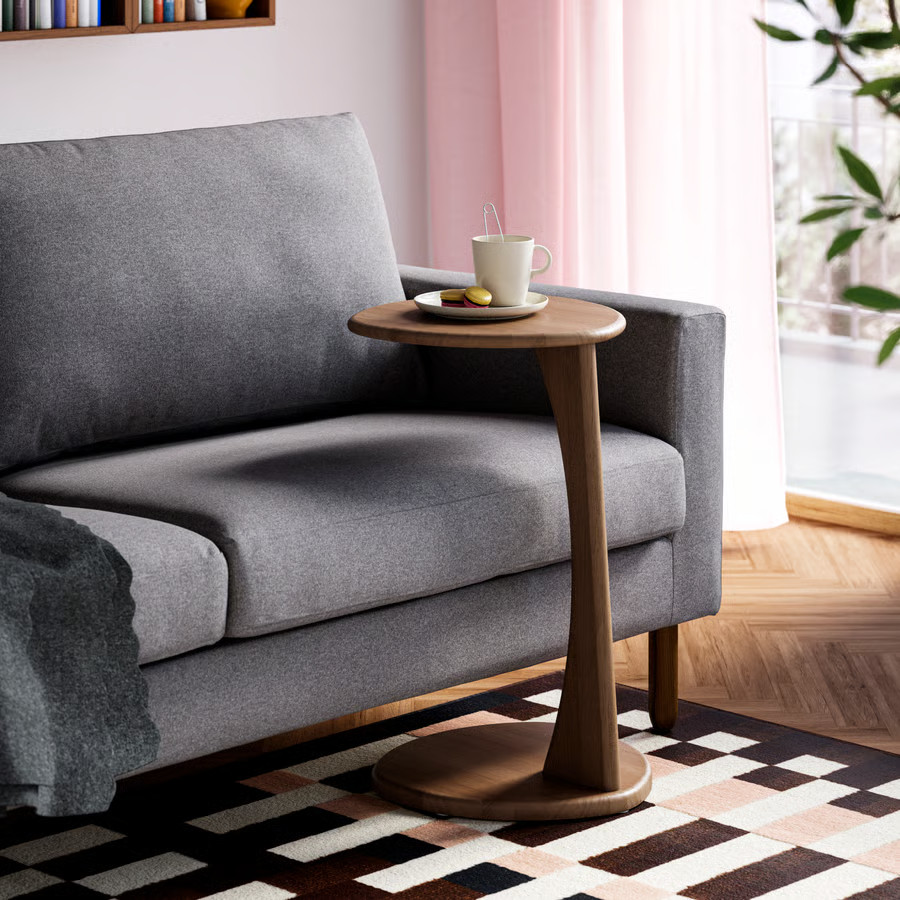 salon IKEA 2026 avec table d'appoint couleur noyer Ugglerum style mid-century modern