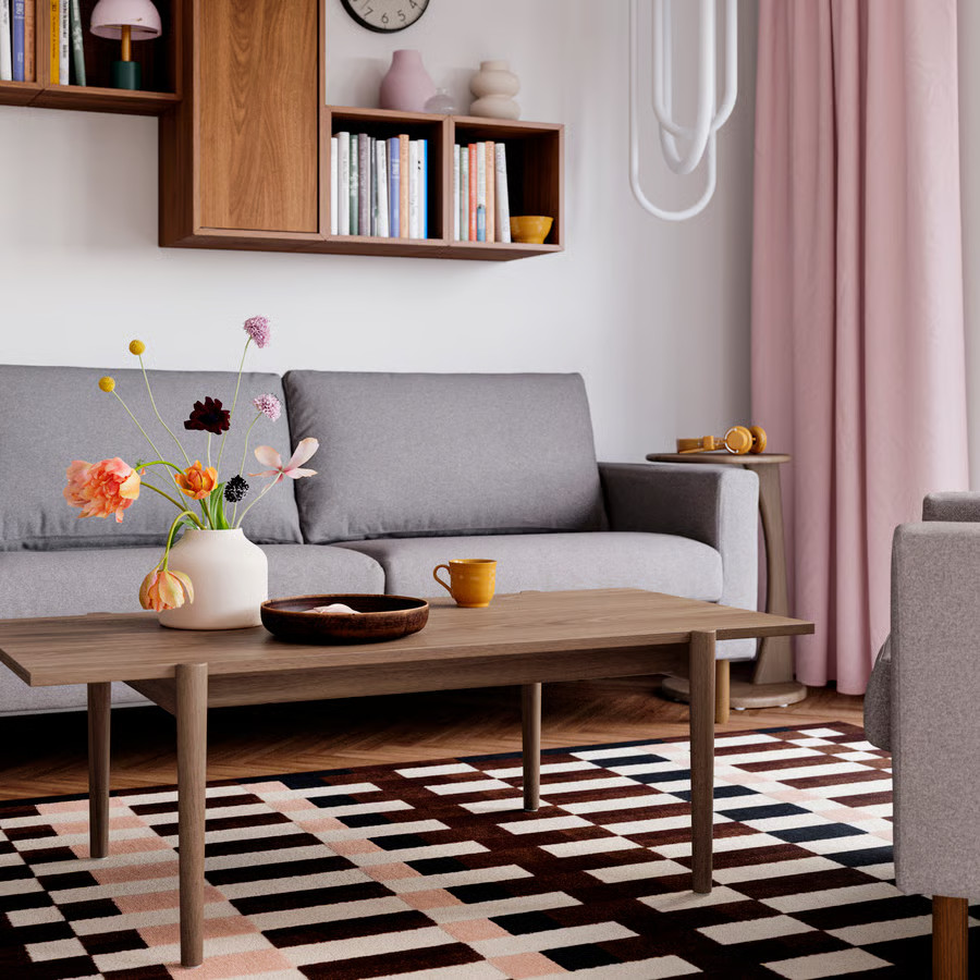 salon IKEA 2026 avec table basse couleur noyer Ugglerum style mid-century modern