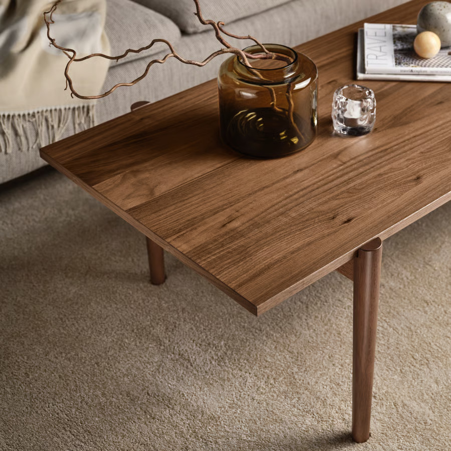 salon IKEA 2026 avec table basse couleur noyer Ugglerum style mid-century modern