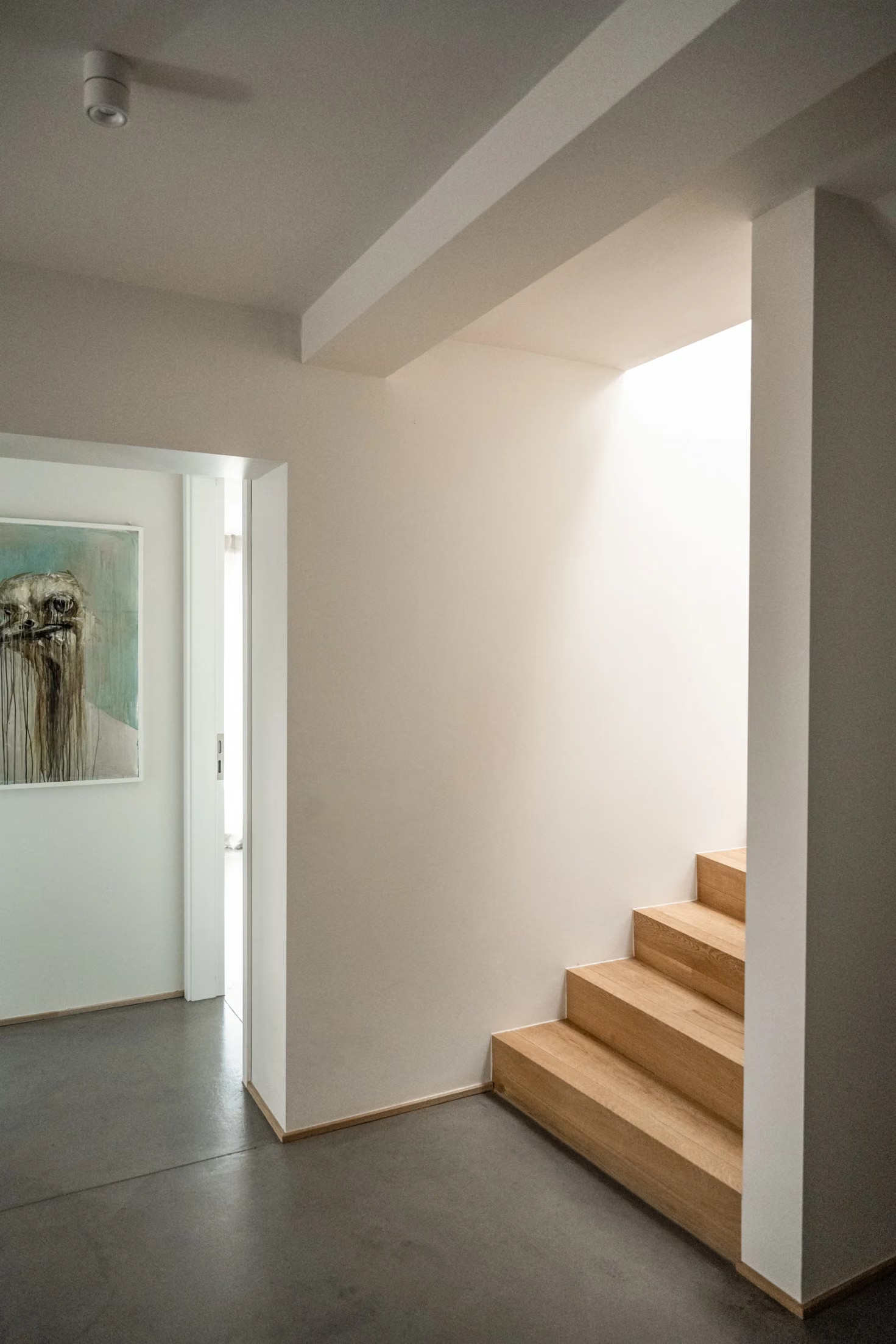 entrée avec escalier bois décoration design et contemporaine sol béton ciré maison d entrée avec escalier bois décoration design et contemporaine sol béton ciré maison d'architecte