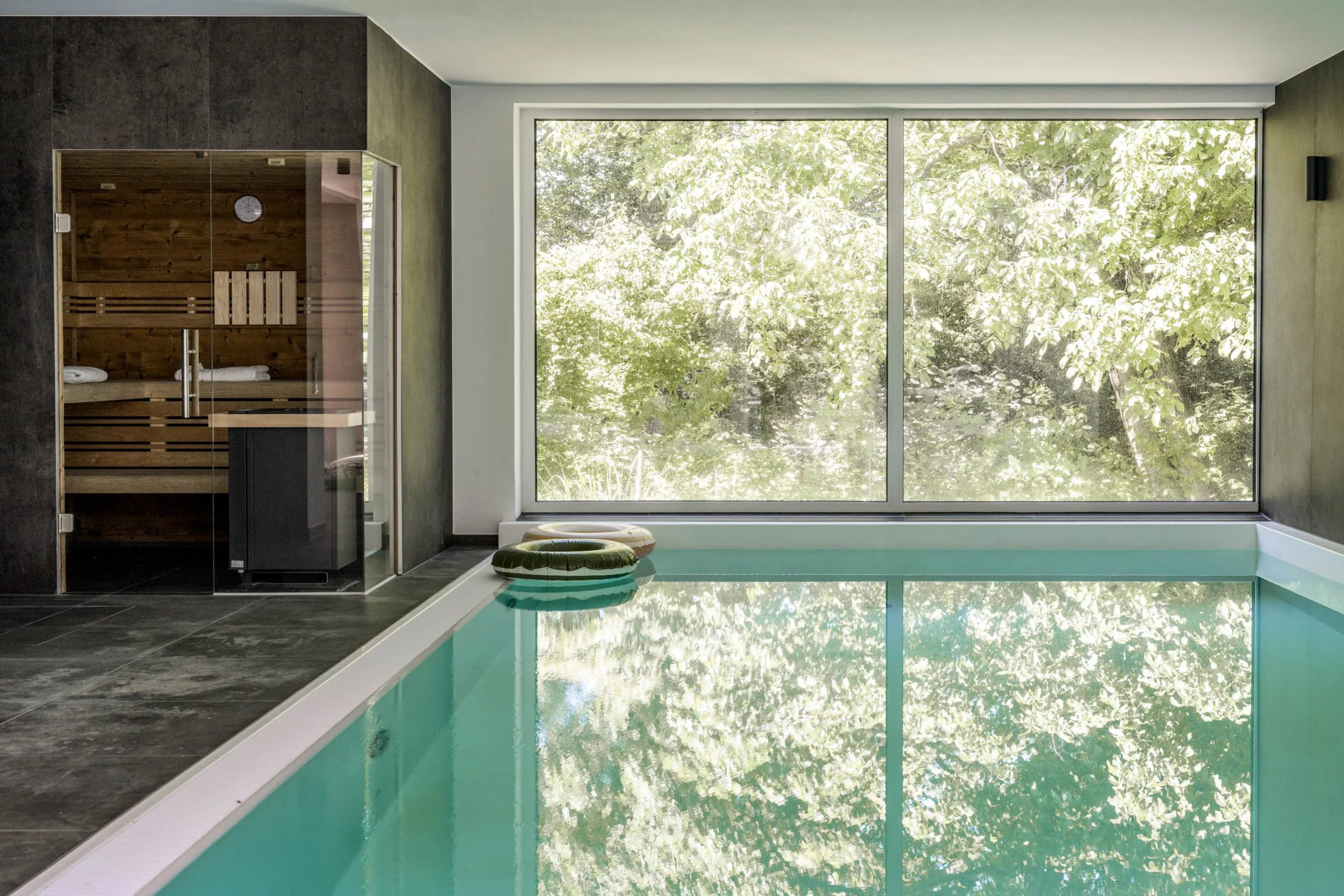 piscine intérieure et sauna piscine intérieure et sauna