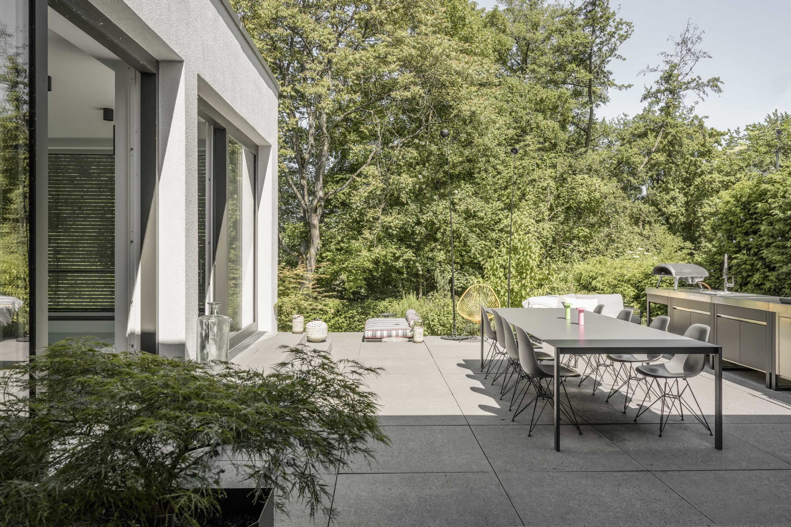 terrasse carrelage gris avec salle à manger extérieur et cuisine d terrasse carrelage gris avec salle à manger extérieur et cuisine d'été maison d'architecte
