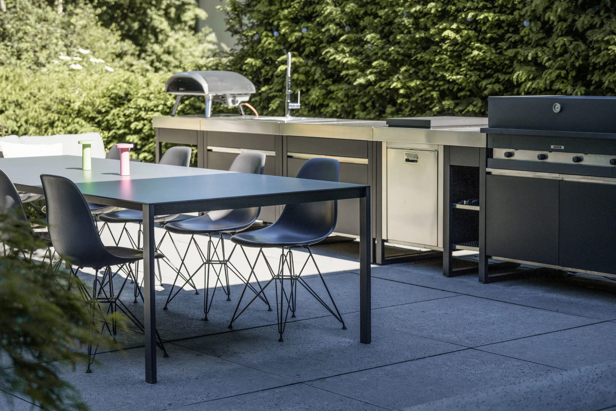 terrasse carrelage gris avec salle à manger extérieur et cuisine d terrasse carrelage gris avec salle à manger extérieur et cuisine d'été maison d'architecte