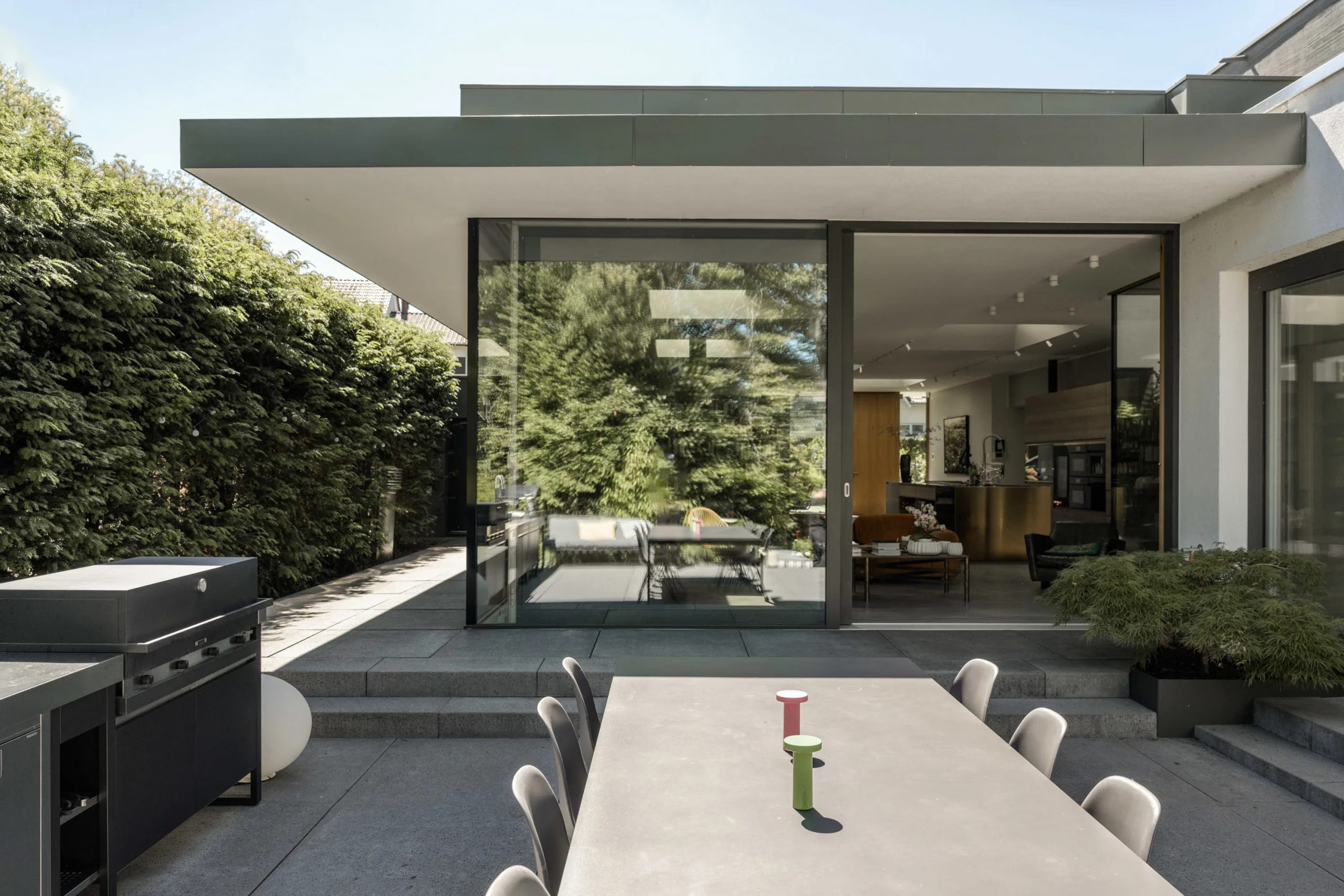 terrasse carrelage gris avec salle à manger extérieur et cuisine d terrasse carrelage gris avec salle à manger extérieur et cuisine d'été maison d'architecte