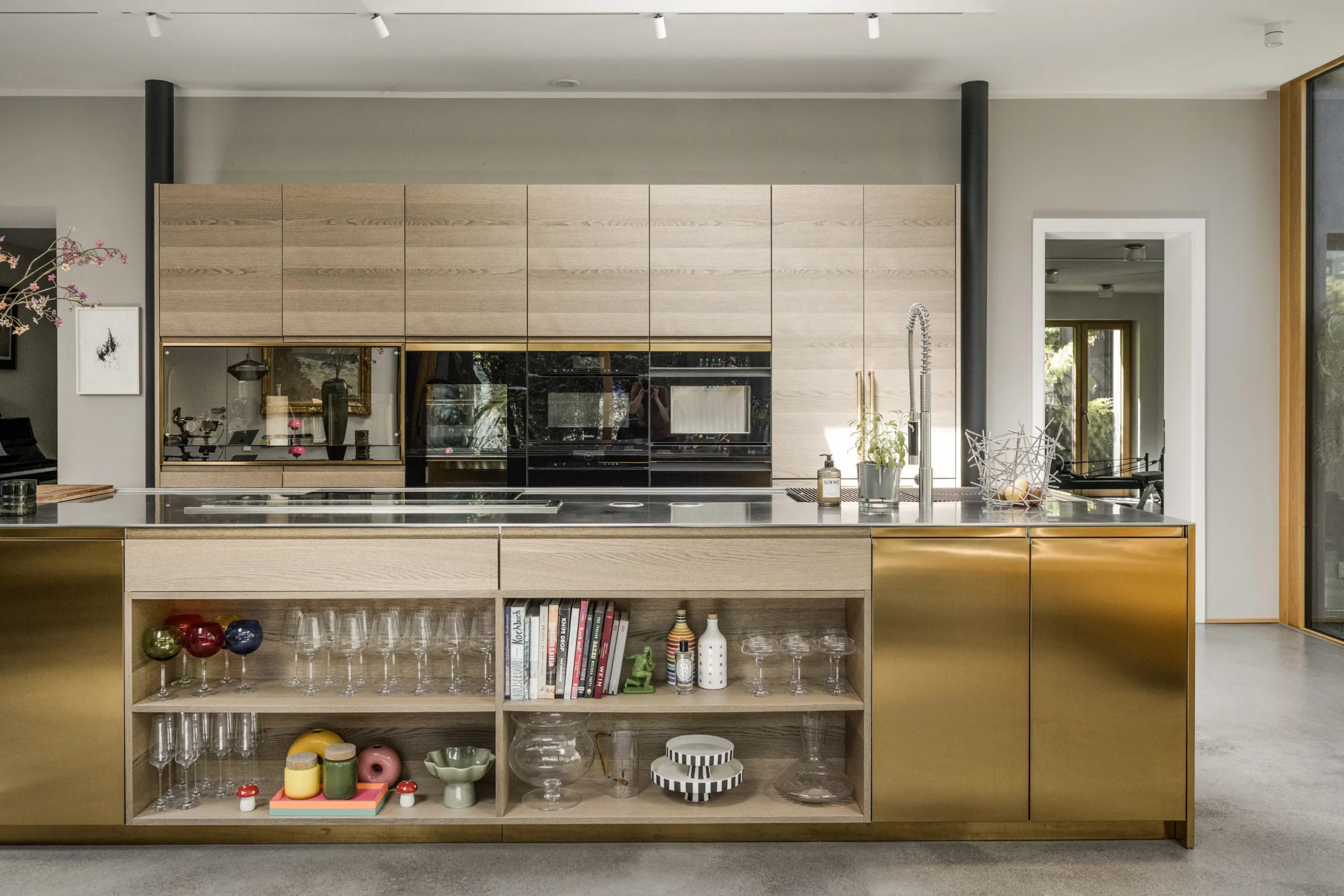 cuisine ouverte laiton et bois décoration design et contemporaine sol béton ciré grandes baies vitrées maison d cuisine ouverte laiton et bois décoration design et contemporaine sol béton ciré grandes baies vitrées maison d'architecte