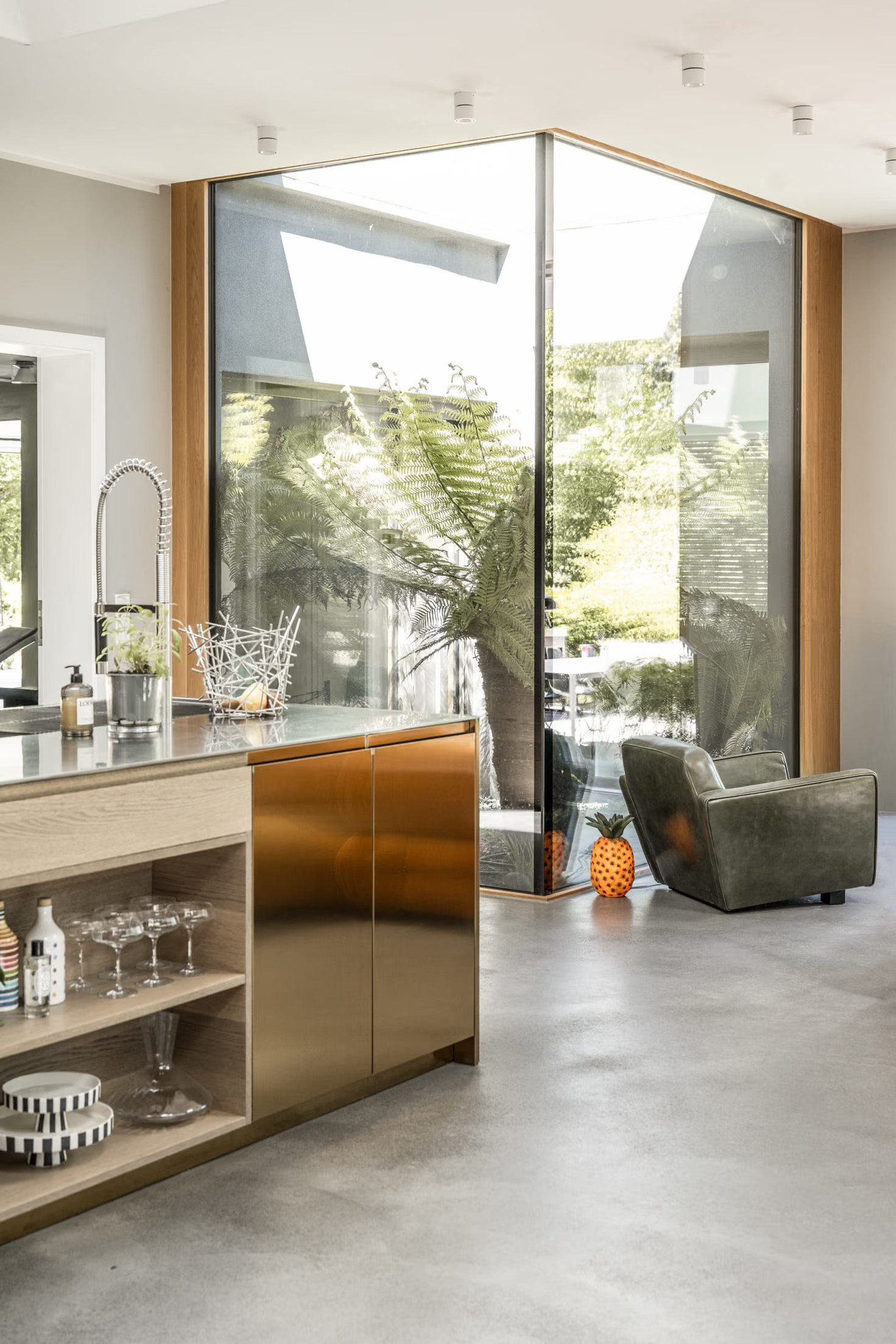 cuisine ouverte et salon décoration design et contemporaine sol béton ciré grandes baies vitrées maison d cuisine ouverte et salon décoration design et contemporaine sol béton ciré grandes baies vitrées maison d'architecte