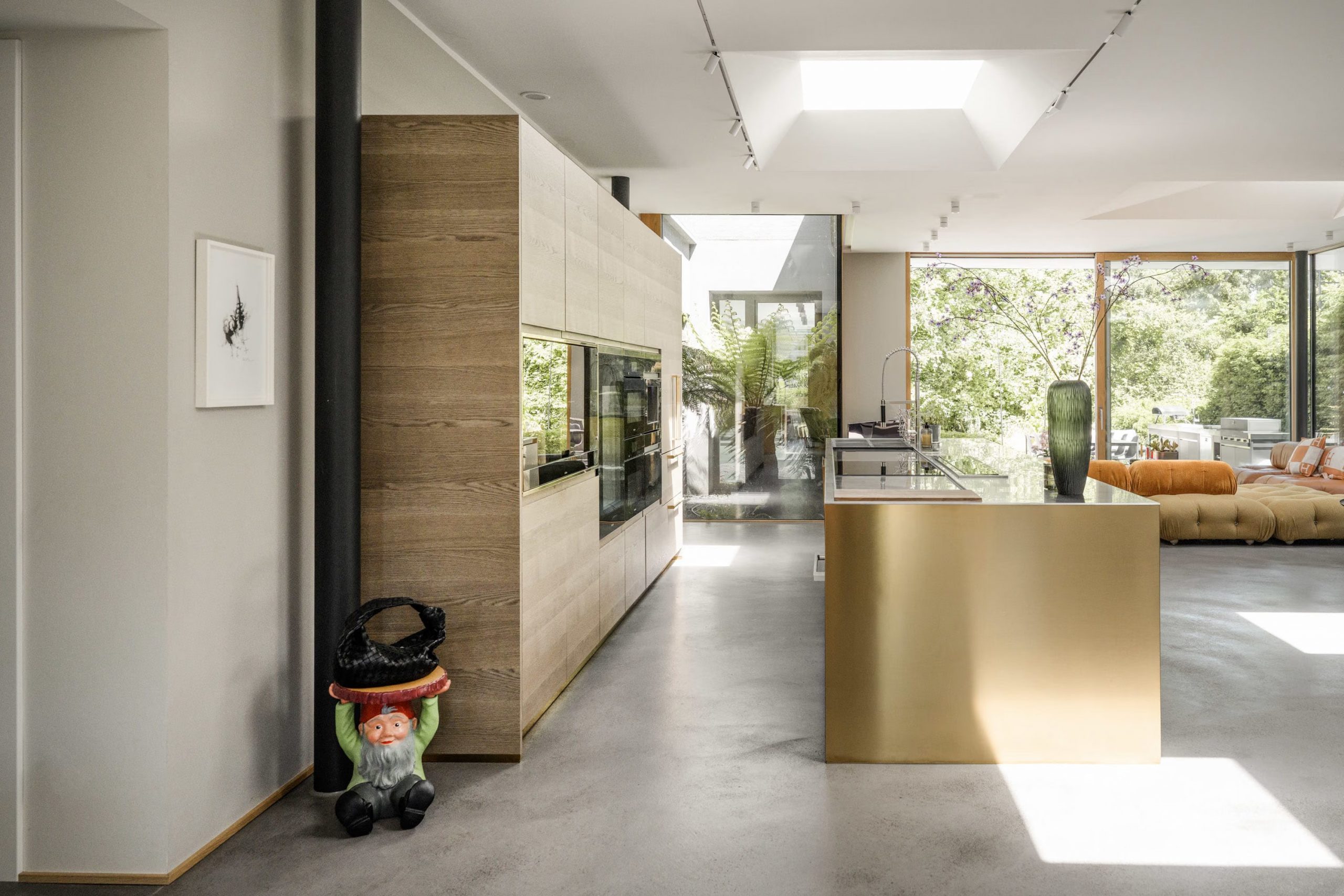 cuisine ouverte bois et laiton et salon décoration design et contemporaine sol béton ciré grandes baies vitrées maison d cuisine ouverte bois et laiton et salon décoration design et contemporaine sol béton ciré grandes baies vitrées maison d'architecte
