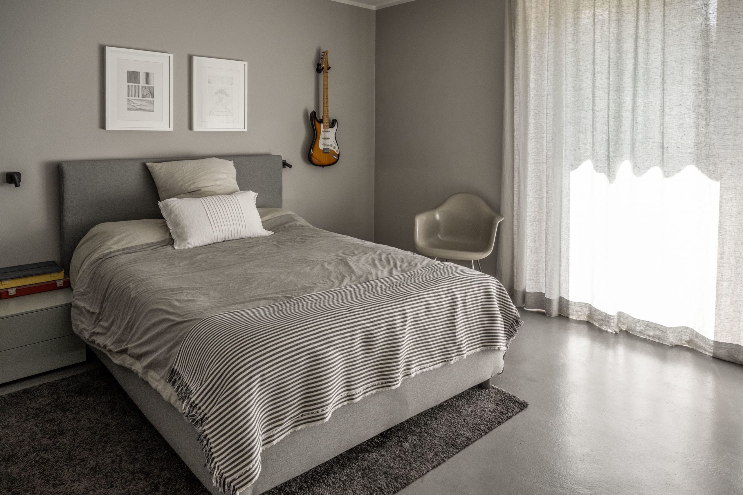 chambre grise décoration design et contemporaine sol béton ciré grandes baies vitrées maison d chambre grise décoration design et contemporaine sol béton ciré grandes baies vitrées maison d'architecte