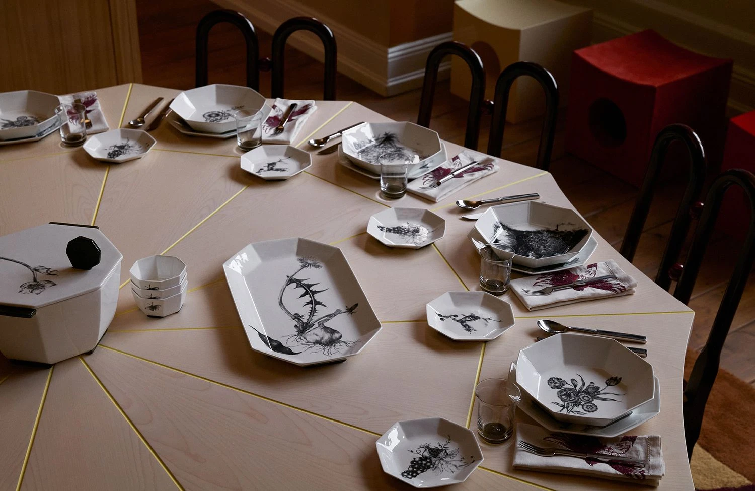 vaisselle botanique noire et blanche Zara Home x Luca Guadagnino : la collection Atlas of Desire vaisselle botanique noire et blanche Zara Home x Luca Guadagnino : la collection Atlas of Desire