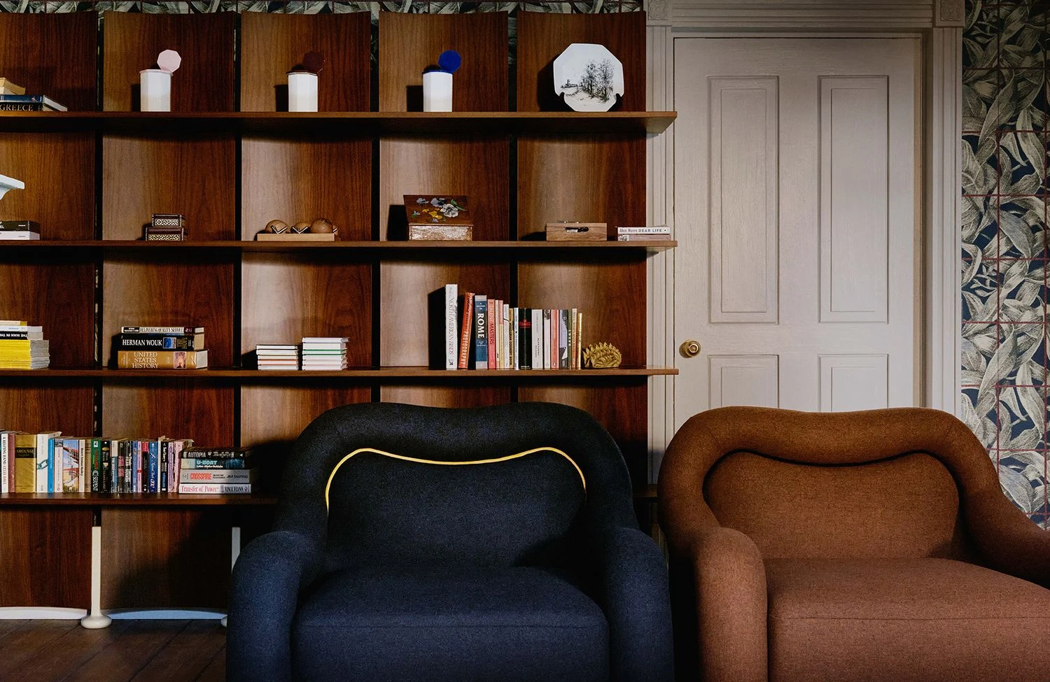 salon avec bibliothèque en noyer Zara Home x Luca Guadagnino : la collection Atlas of Desire salon avec bibliothèque en noyer Zara Home x Luca Guadagnino : la collection Atlas of Desire