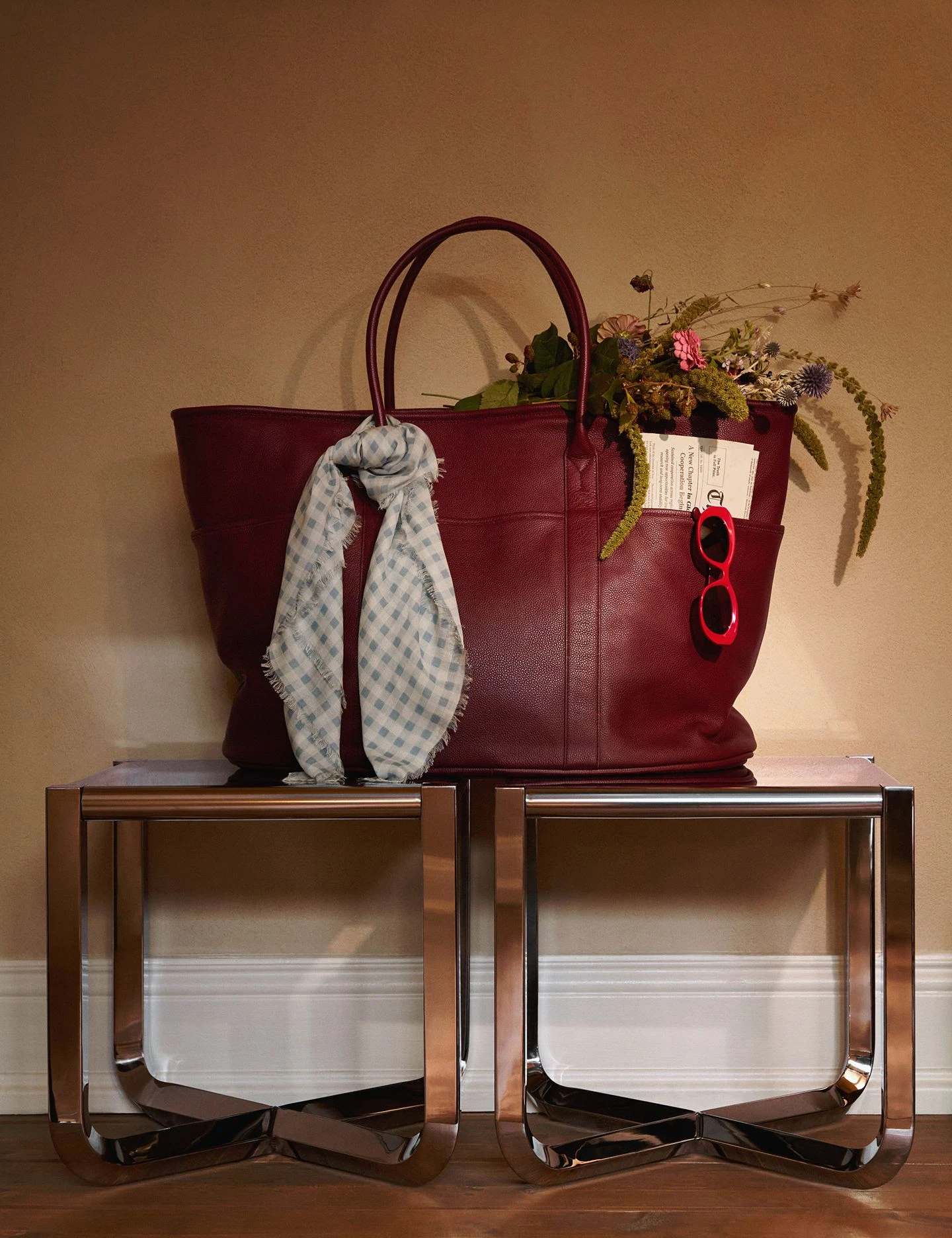 sac en cuir sur tabouret inox sac en cuir sur tabouret inox