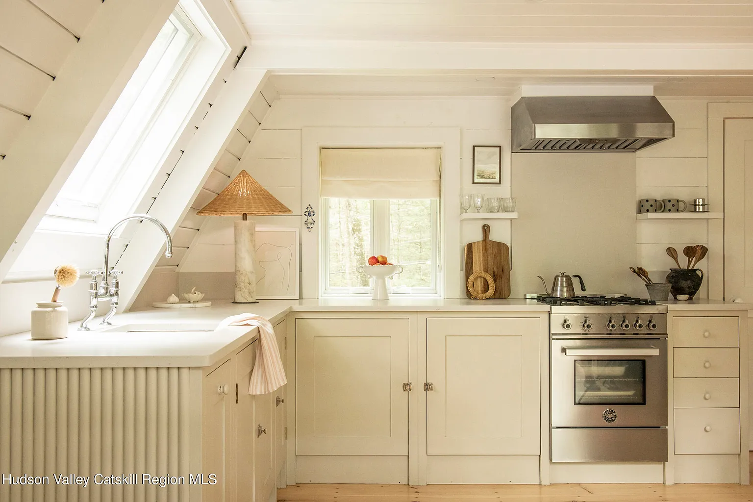 cuisine mansardée shaker blanc cassé 