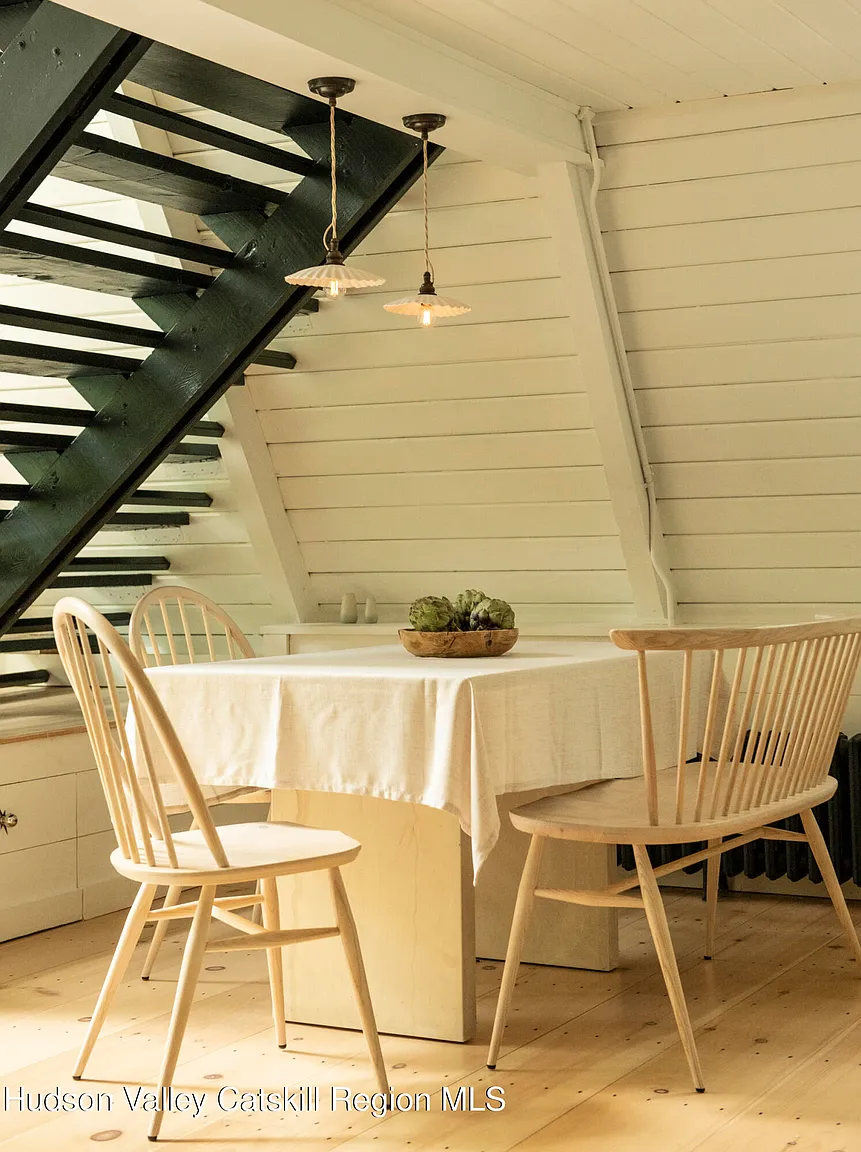 salle à manger avec escalier décoration naturelle neutre maison A-Frame des années 1970
