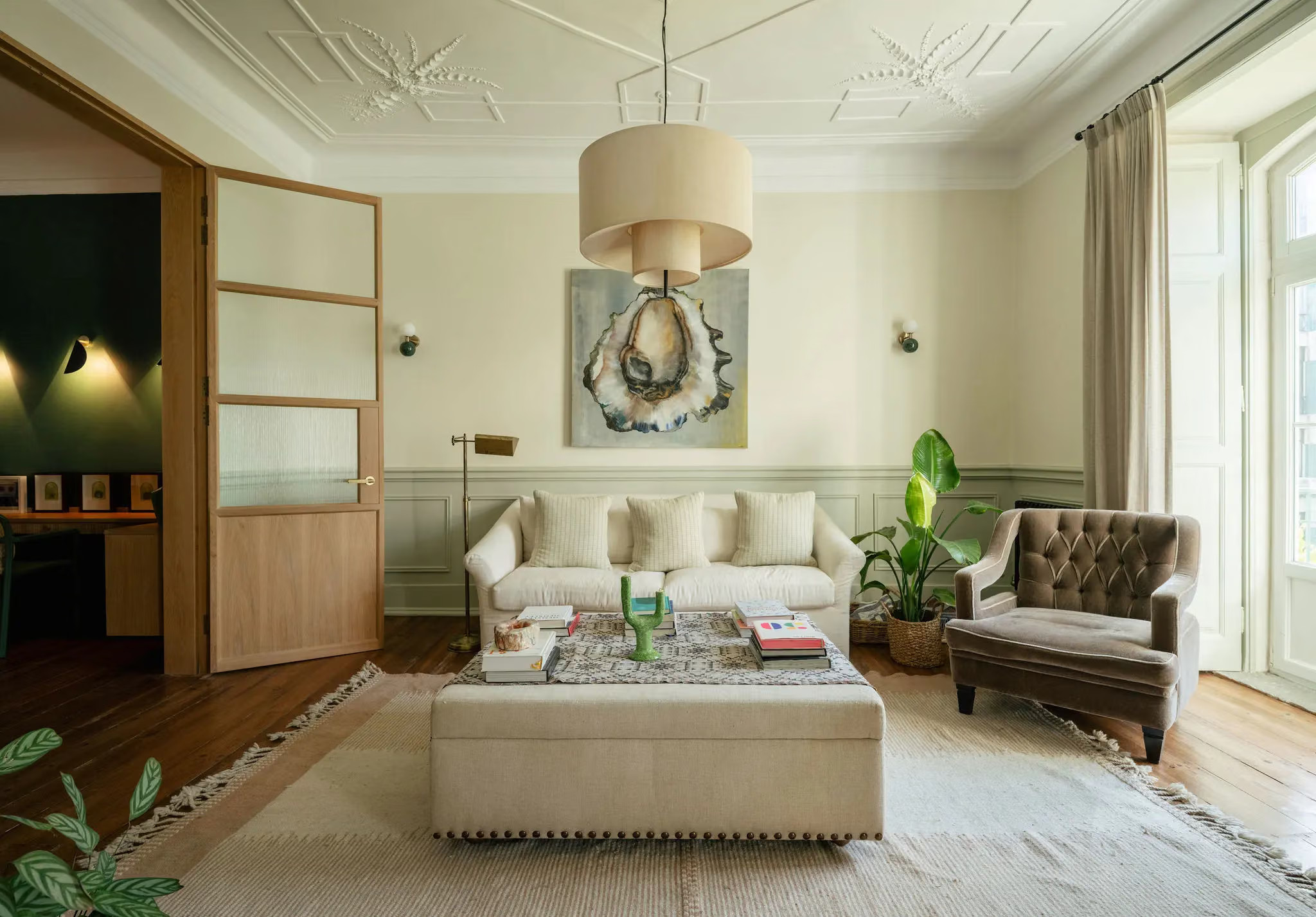 salon avec plafond mouluré décoration contemporaine appartement rénové salon avec plafond mouluré décoration contemporaine appartement rénové