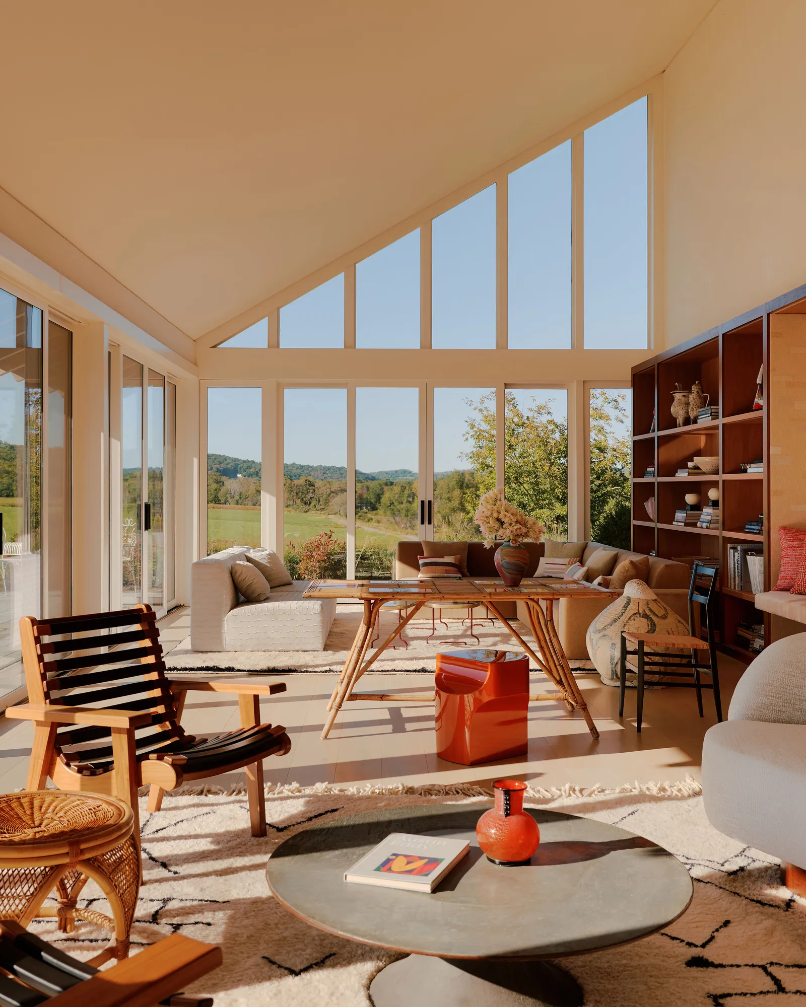 salon avec baie vitrée triangulaire maison décoration contemporaine
