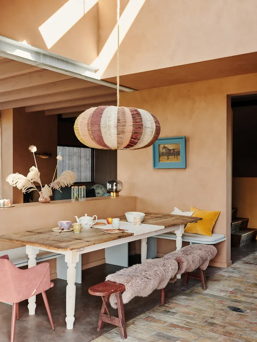 salle à manger murs terracotta décoration rustique chic et contemporaine