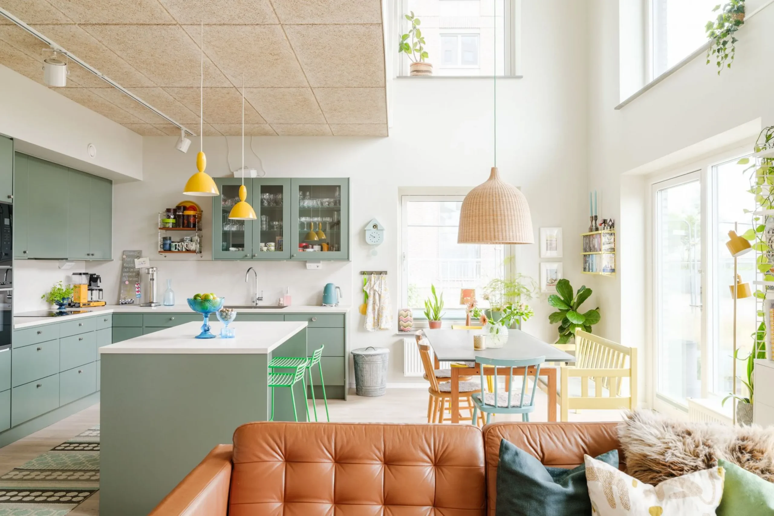 cuisine ouverte verte et salon décoration scandinave contemporaine colorée dans appartement en duplex cuisine ouverte verte et salon décoration scandinave contemporaine colorée dans appartement en duplex