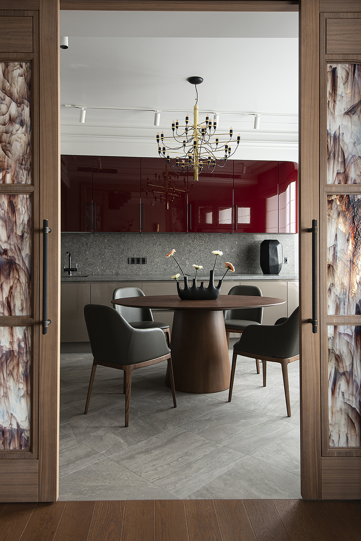 cuisine rouge laquée décoration contemporaine avec doubles portes vitrail appartement de 120m2 cuisine rouge laquée décoration contemporaine avec doubles portes vitrail appartement de 120m2