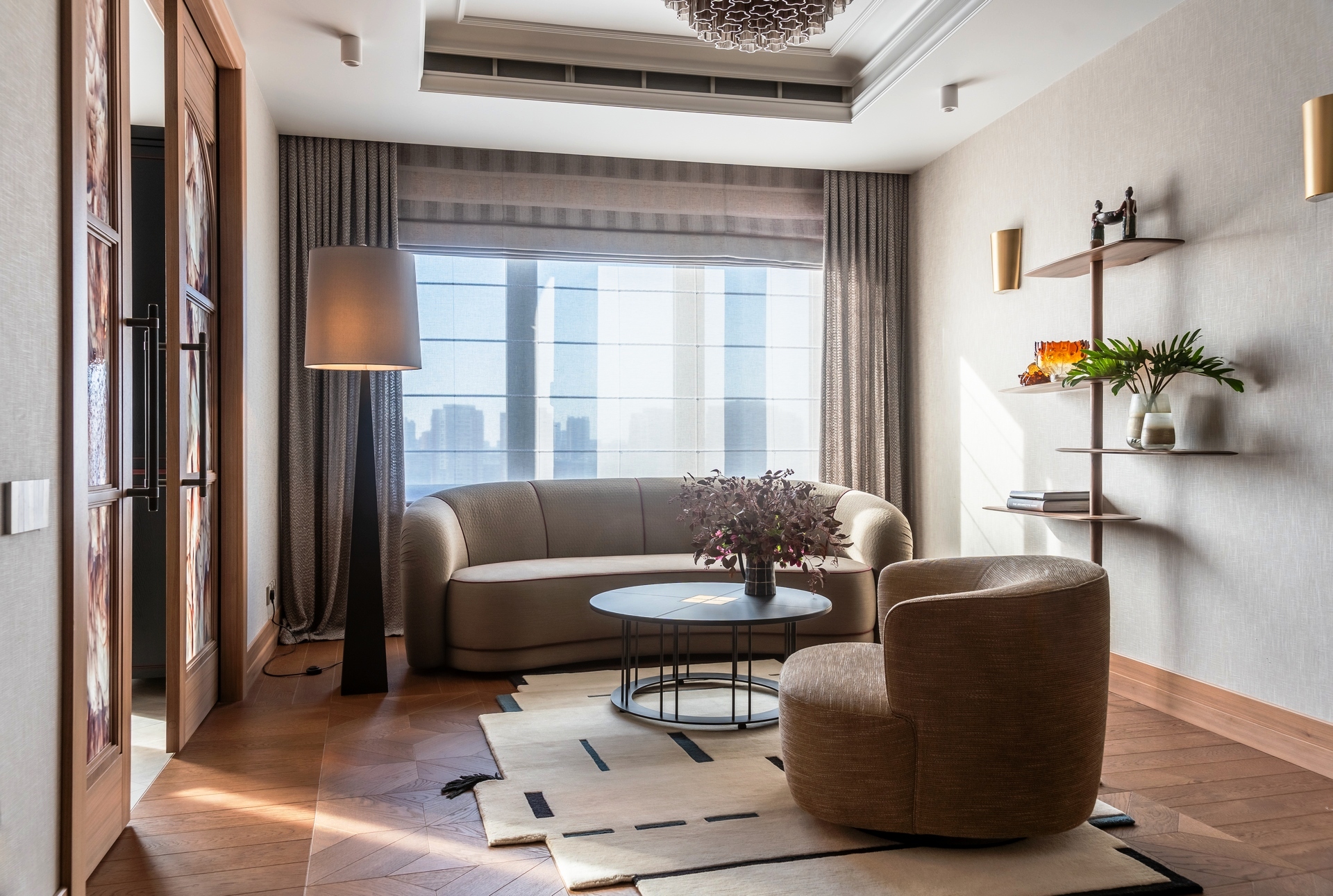 salon décoration contemporaine avec doubles portes vitrail appartement de 120m2 salon décoration contemporaine avec doubles portes vitrail appartement de 120m2