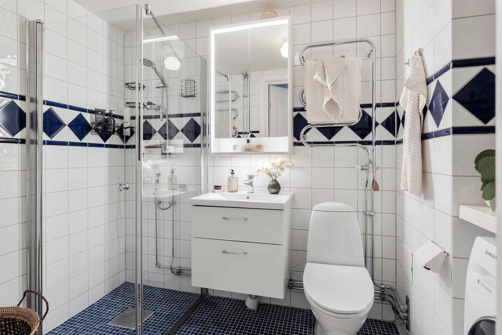 salle de bain bleue et blanche