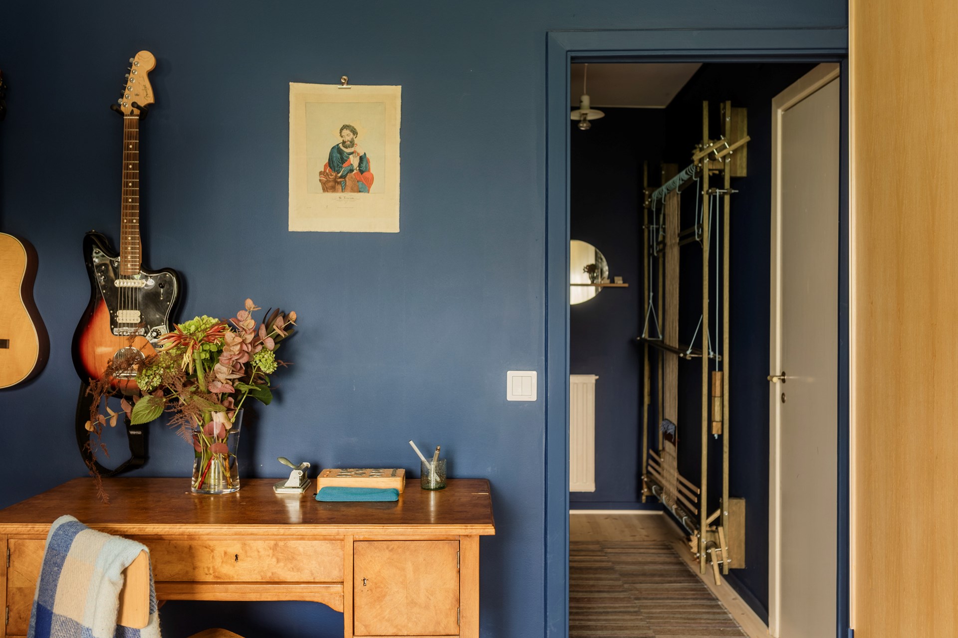 bureau mur bleu et entrée