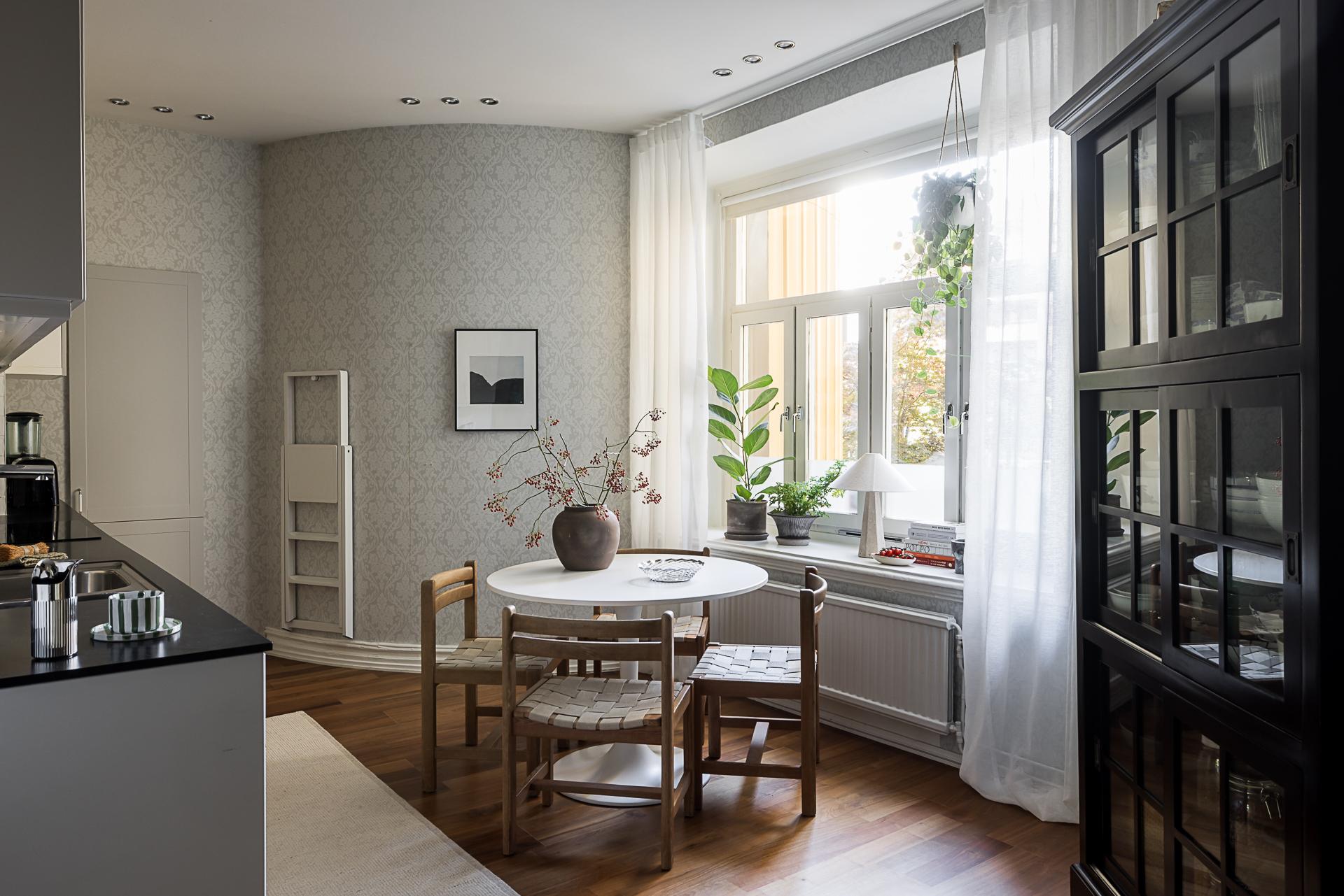 cuisine gris pâle style Shaker et salle à manger décoration scandinave