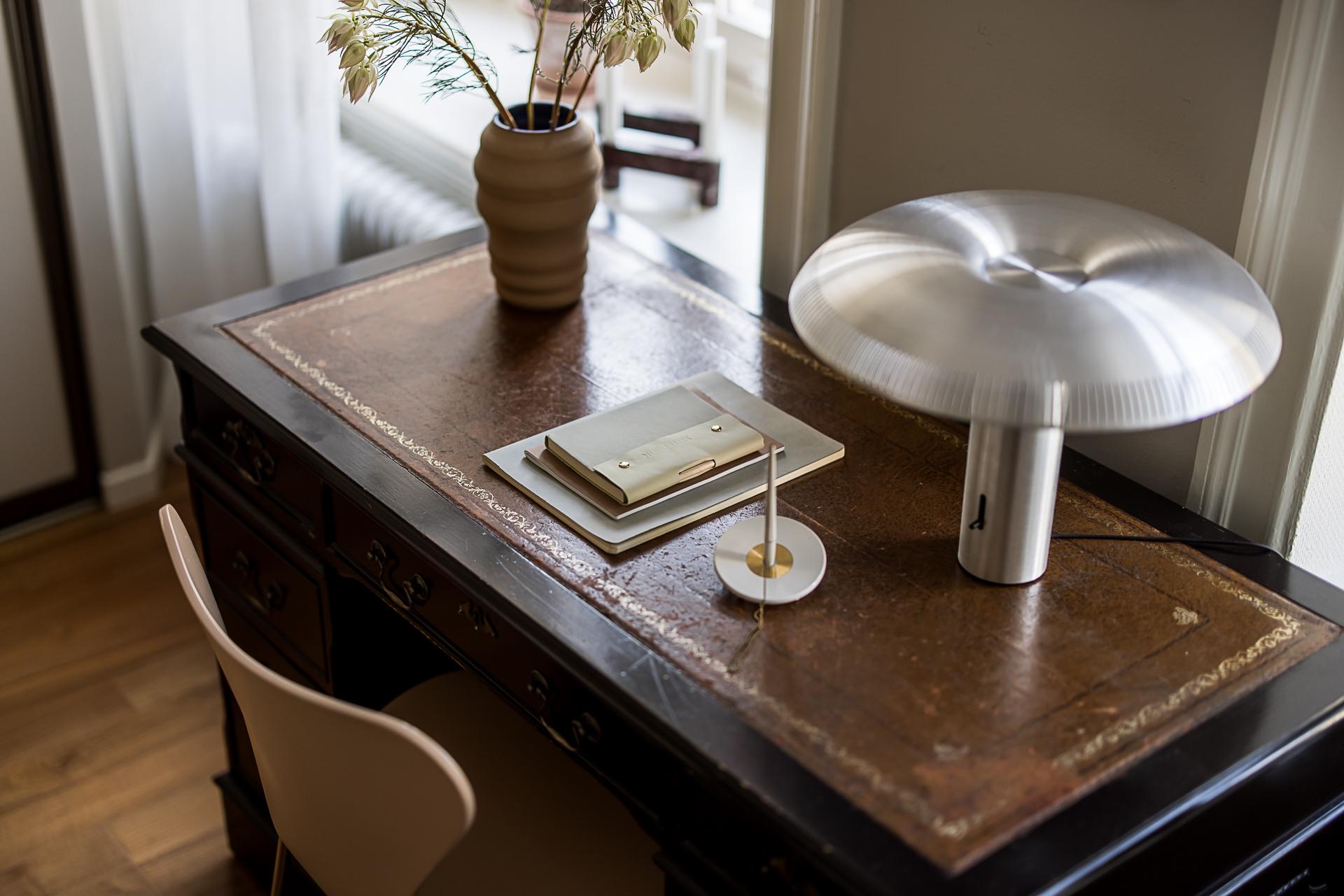 petit bureau ancien avec dessus cuir