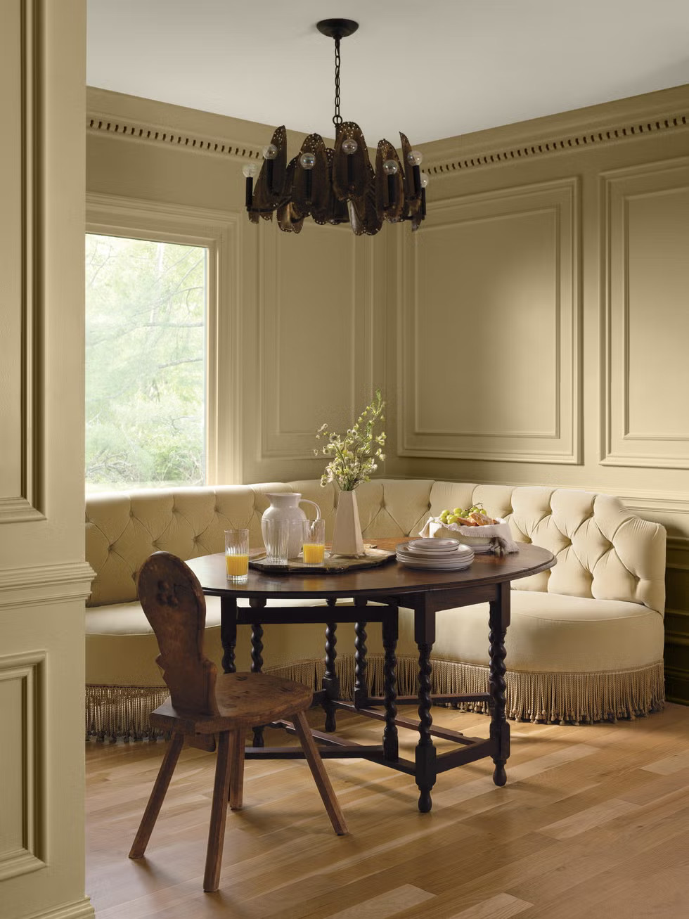salle à manger classique chic couleur de l'année 2027 Benjamin Moore