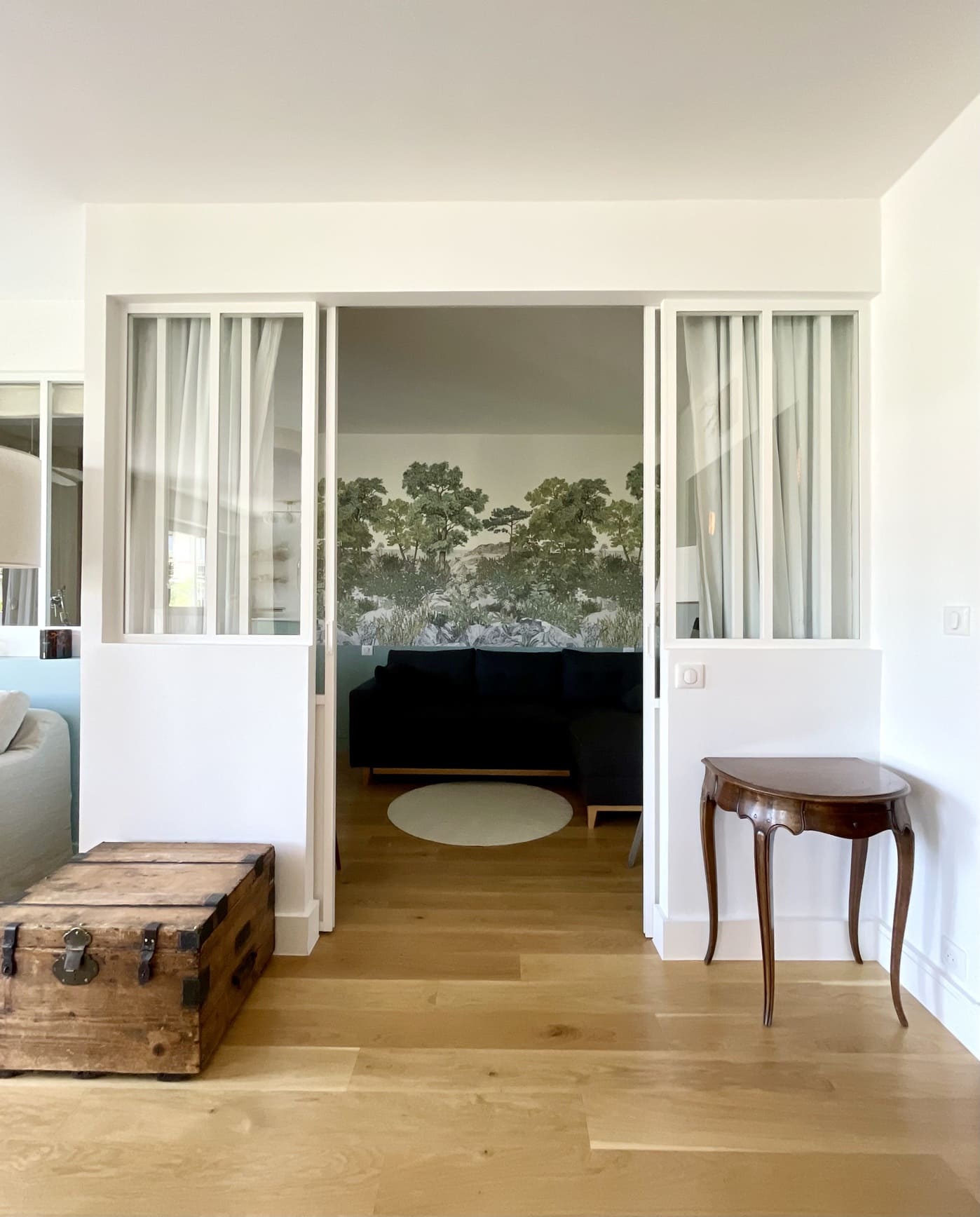 salon avec verrière blanche d salon avec verrière blanche d'atelier décoration contemporaine appartement près de Paris par Charlotte Gille