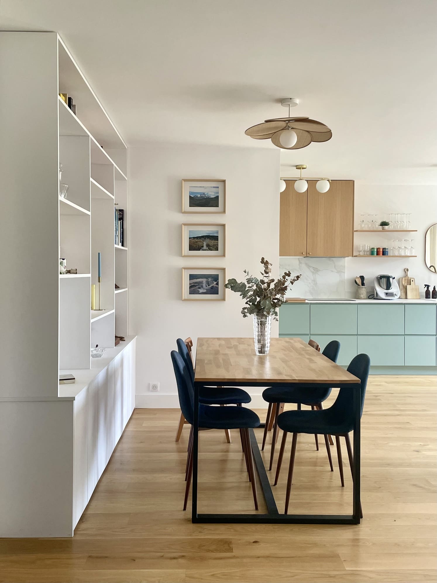 salon avec cuisine ouverte verte décoration contemporaine appartement près de Paris par Charlotte Gille salon avec cuisine ouverte verte décoration contemporaine appartement près de Paris par Charlotte Gille