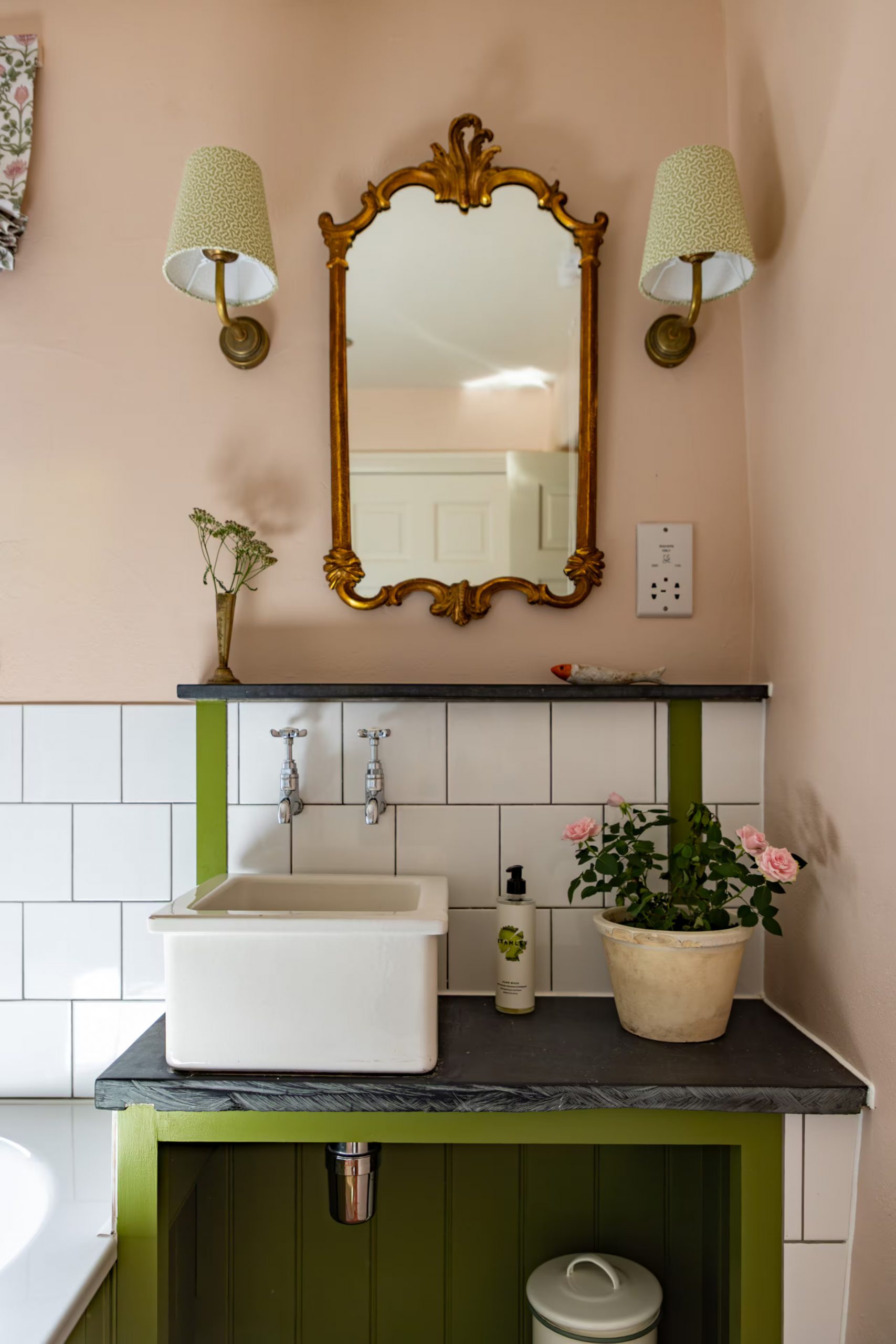 salle de bain vintage sol carrelage terre cuite décoration rose et verte anglaise salle de bain vintage sol carrelage terre cuite décoration rose et verte anglaise