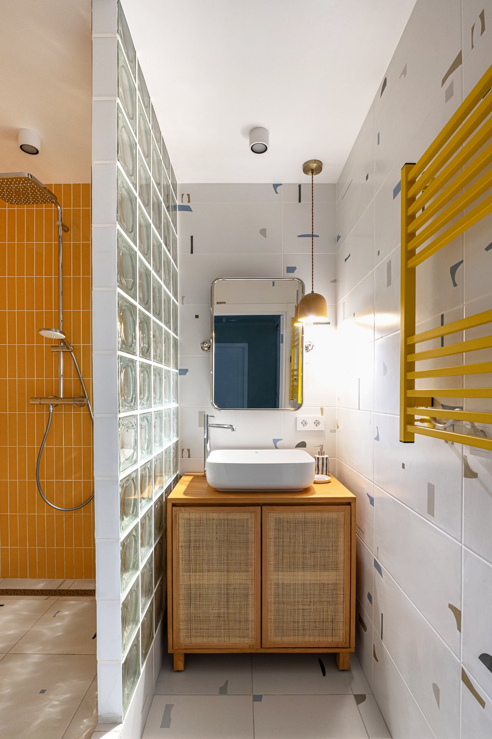 salle de bain jaune dans appartement de 64m2 à la décoration contemporaine colorée